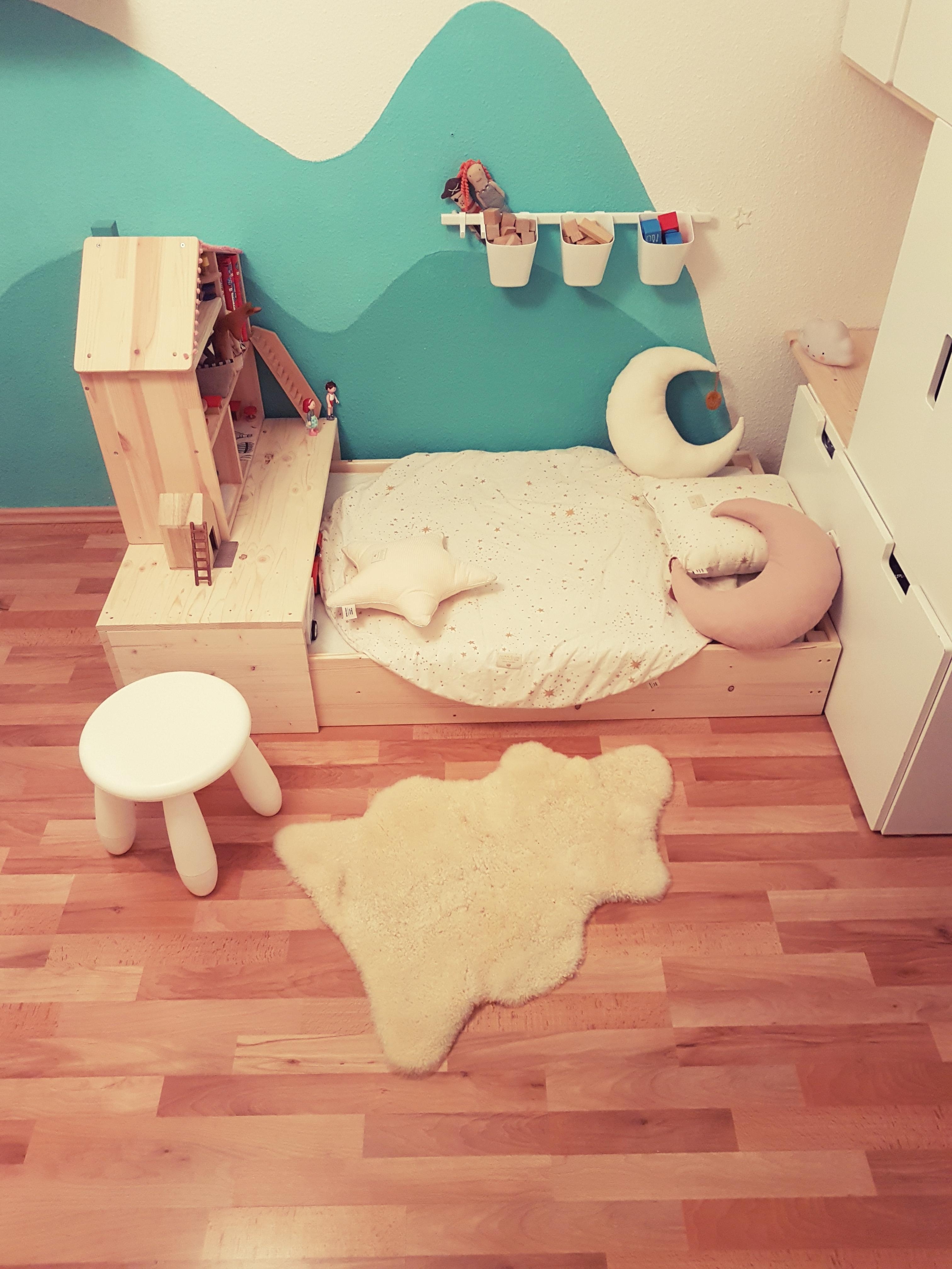 Durch Schieben verkleinert sich das Floorbed im Handumdrehen. Schreibtisch/Spieltisch/Puppenhaus/Regal #myflyingspace #kinderbett