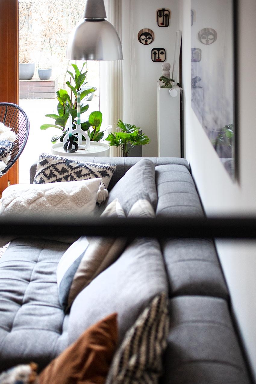 Durchblick ...

#Wohnzimmer #Sofa #Masken #Couch 