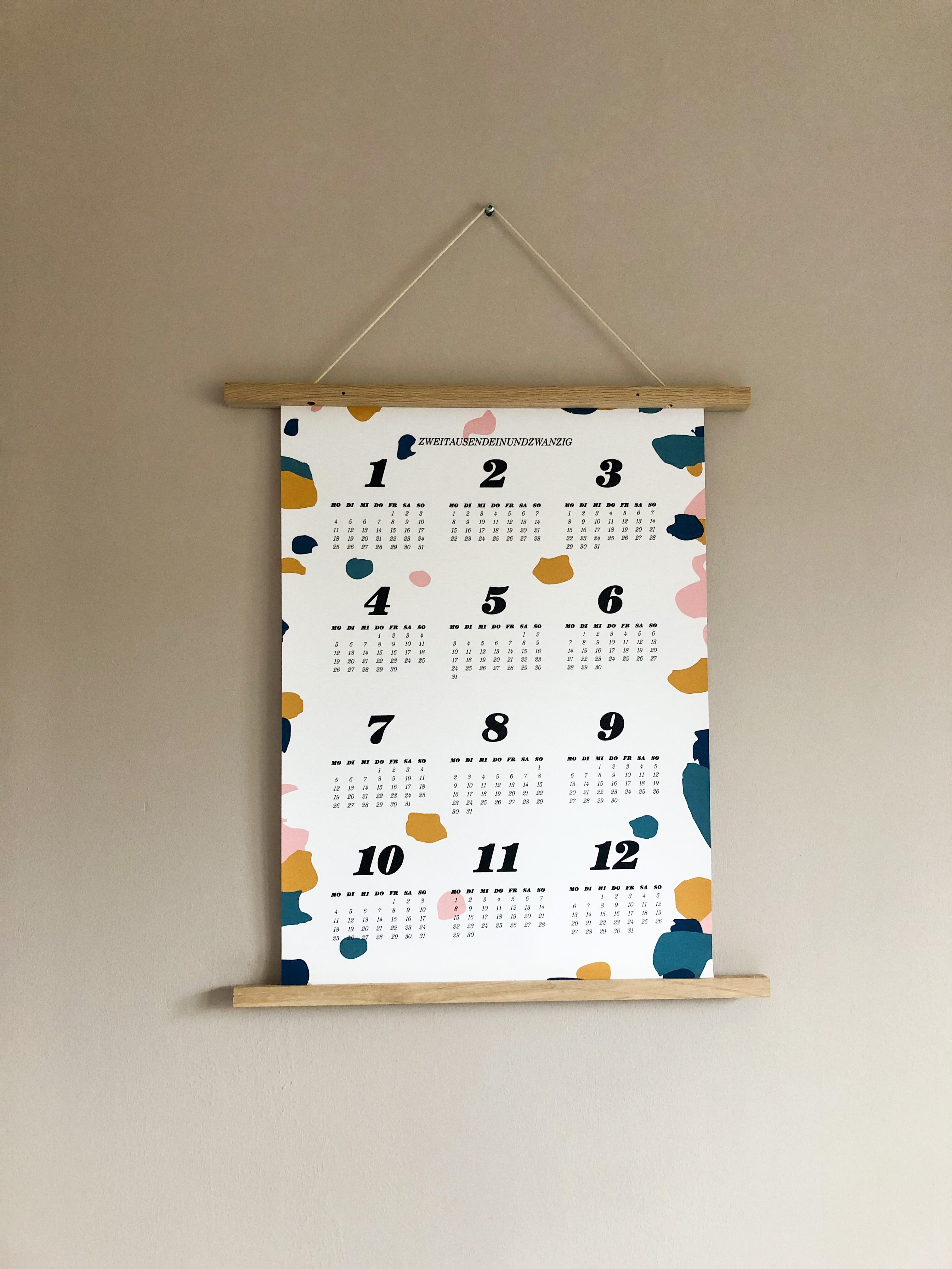 Durfte direkt bei mir einziehen: Der Wandkalender "Hello 2021" aus der #couchpaperlove Kollektion