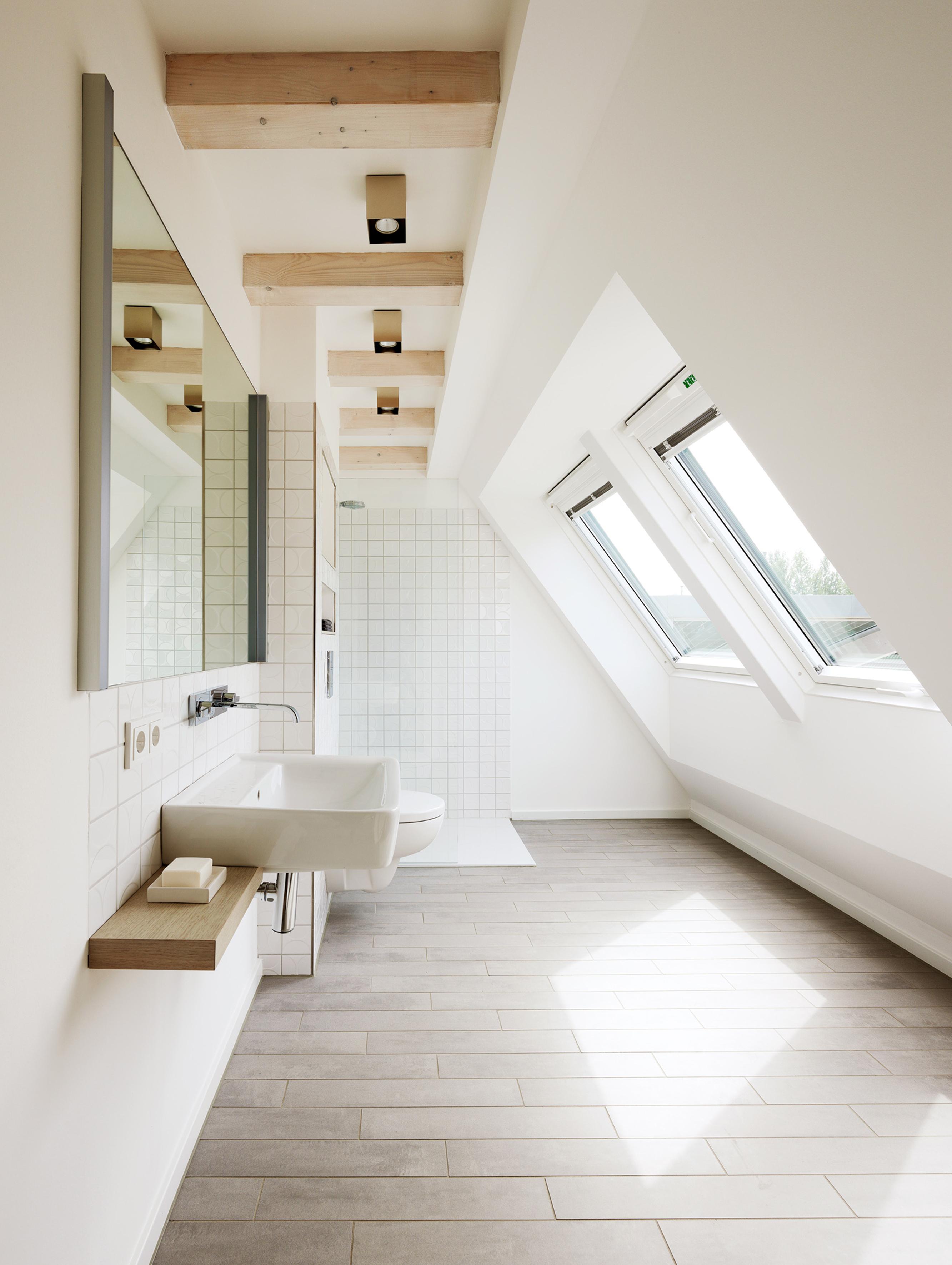 Dusche mit Ausblick #dachschräge #fliesen #spiegel #holzbalken #waschbecken #keramikwaschbecken ©Grohe