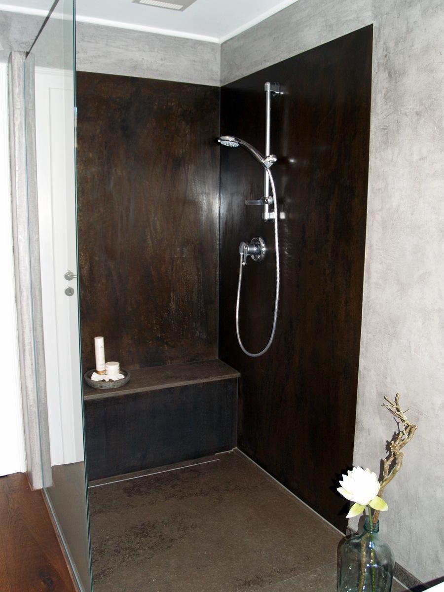 Dusche mit Schwarzblech und Sitzbank #dusche #trennwand #duschwand ©a-zone-art-house.de/ Ingrid Weber
