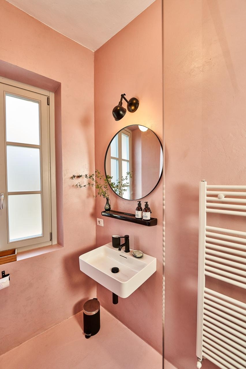 Duschen im grün oder rosa #casacarlazzo #duschen #Farben @lovedplaces-europe @interiordesignlover