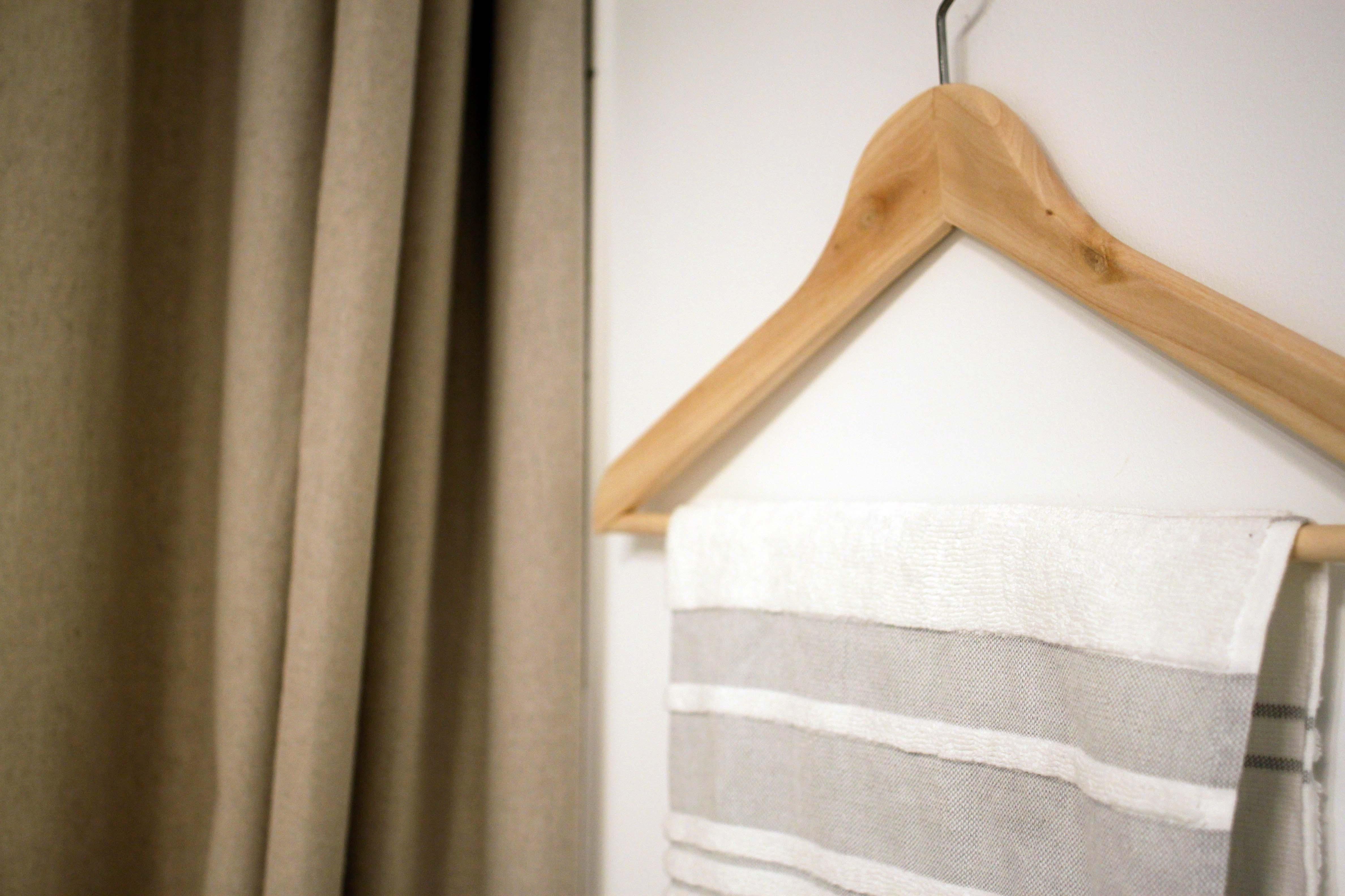 Duschvorhang aus Leinen und Idee für Handtuchhalter #couchstyle #handtuchaufbewahrung