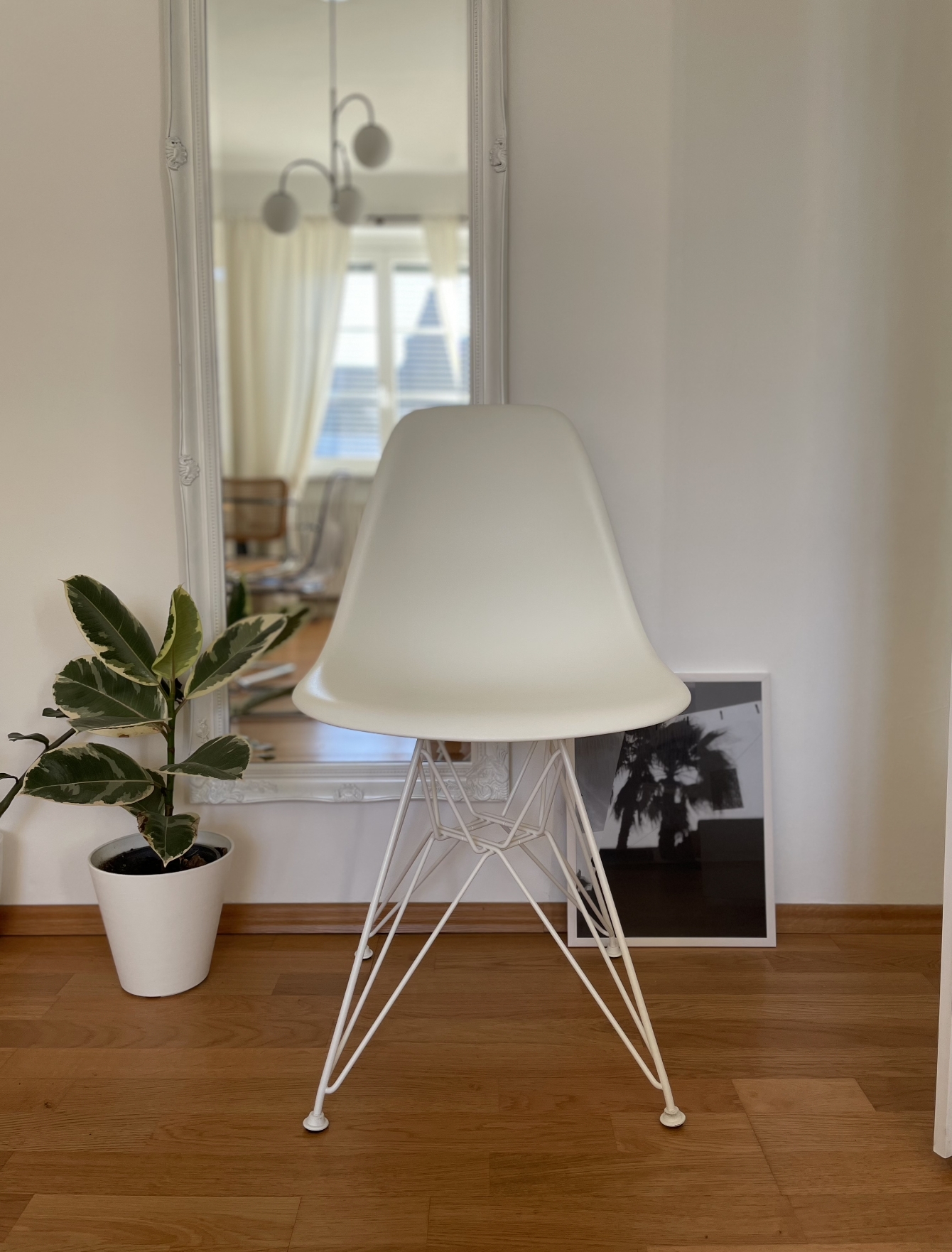 eames chair 🪑
#eames #chair #white #interior 