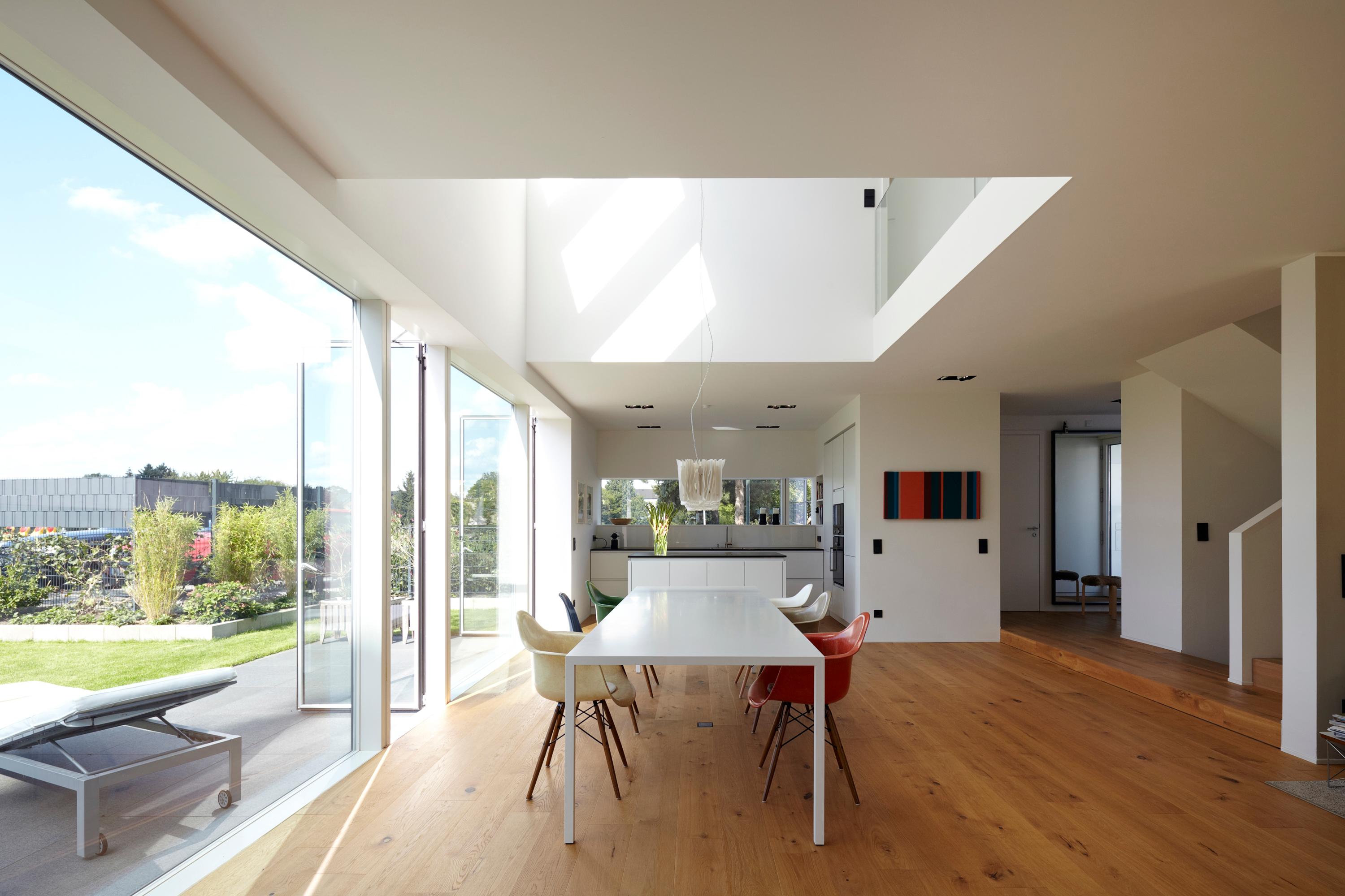 Eames-Stühle am Esstisch #esstisch #großesfenster ©Architekt: Falke Architekten BDA
