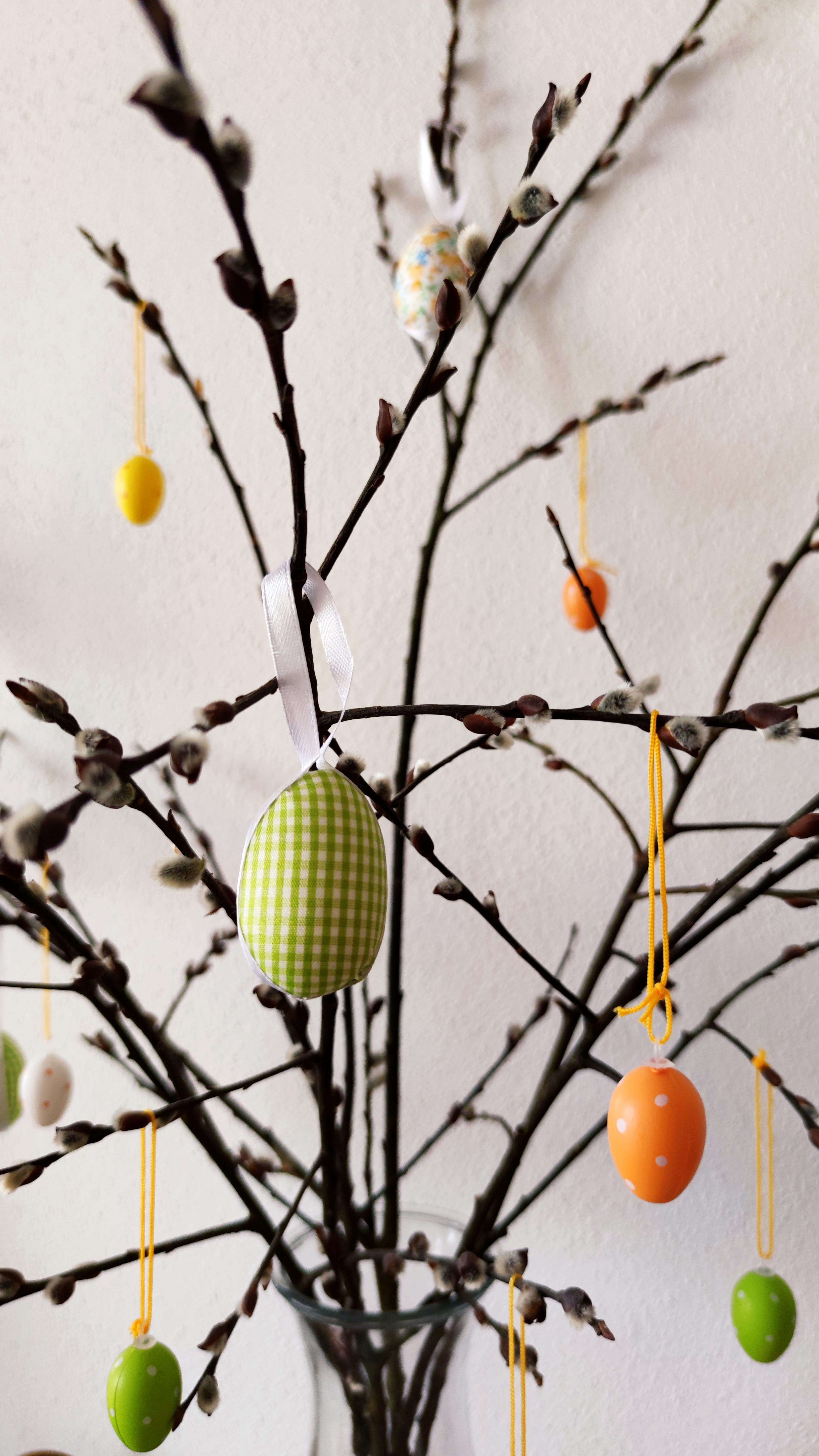 Easter deco ideas - Osterbaum #DIY #Easter #Ostern #deco #derOsterbaum #dieEier #bunt #derFrühling #springtime