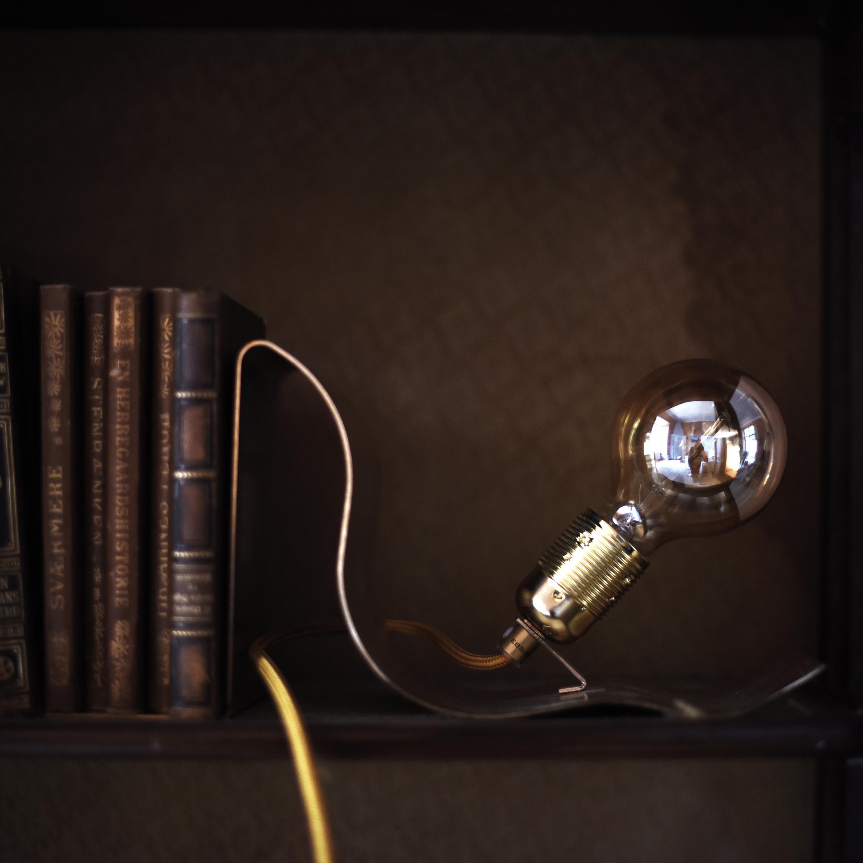 EBB&Flow Lean on Me Tischlampe / Bücherstütze #beleuchtung #lampe #badbeleuchtung ©EBB&FLOW