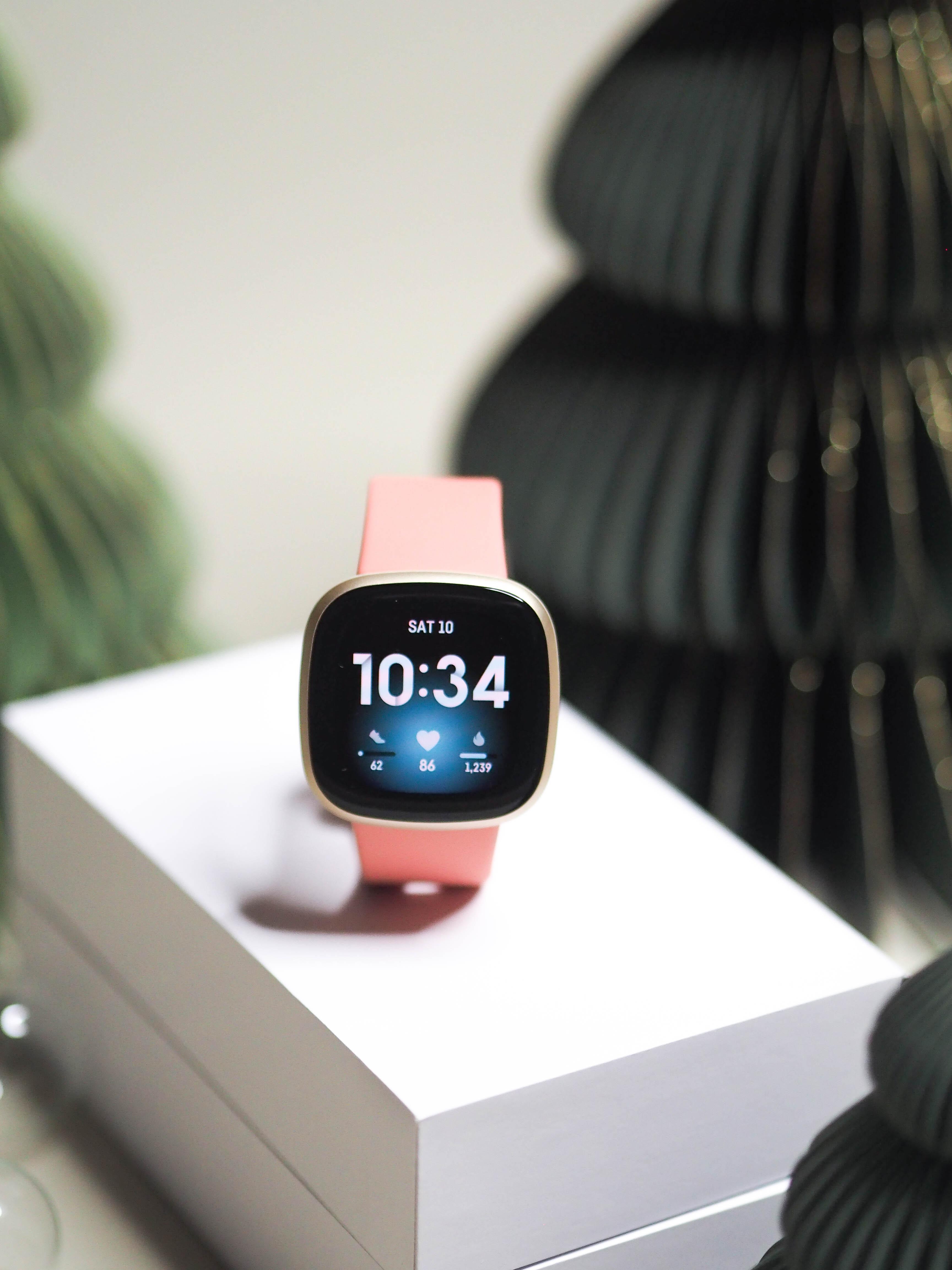 Echt smart: Auf die #Fitbit Versa 3 Smartwatch kannst du in jeder Situation zählen. #geschenkideen 