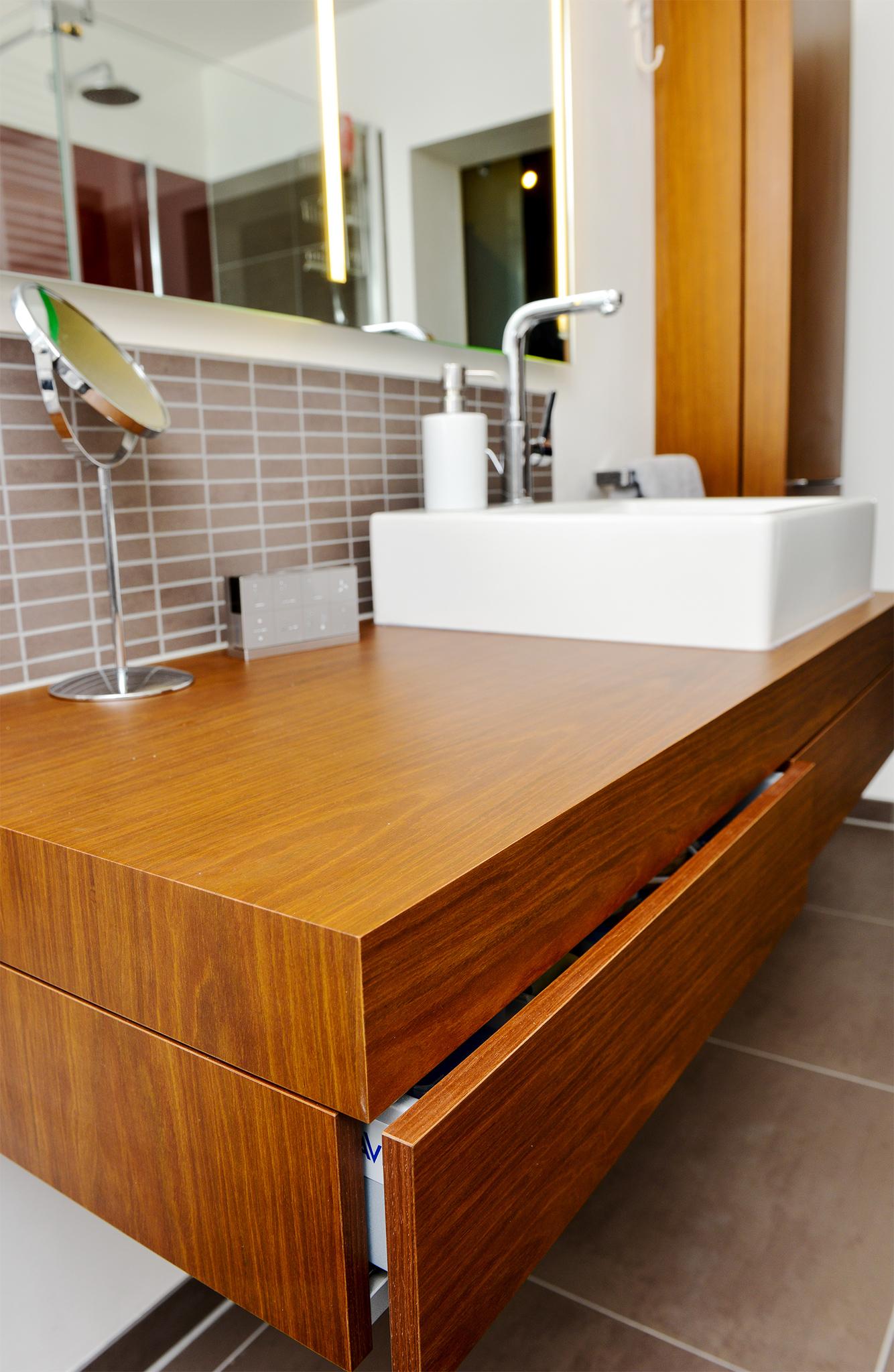 Echtholzfurnier für eine warme Atmosphäre #badewanne #badezimmer #grauefliesen ©HEIMWOHL GmbH