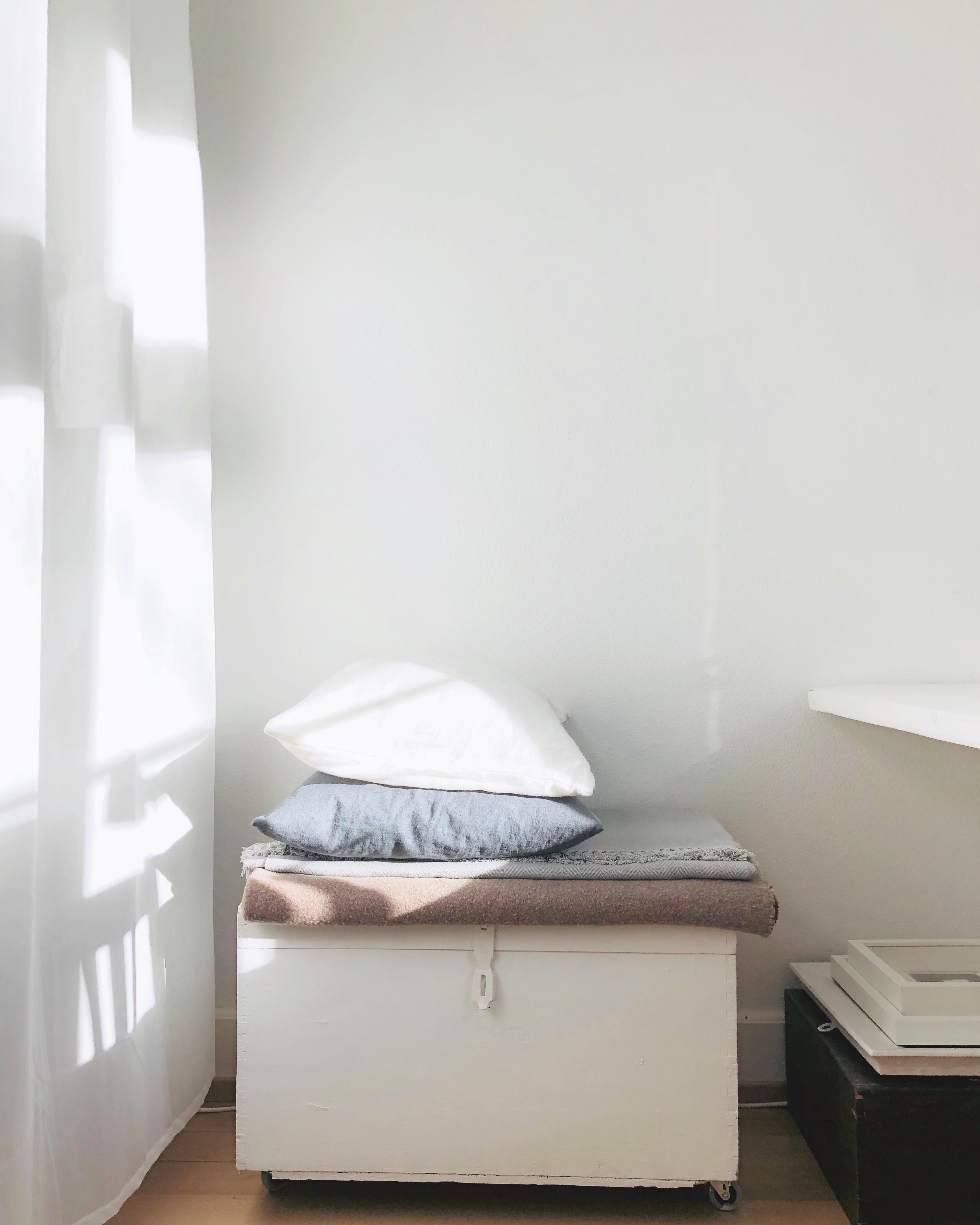 Eckenzauber #details #interiordesign #sunshine #pillowlove #whiteliving #scandinavianstyle #bedroom