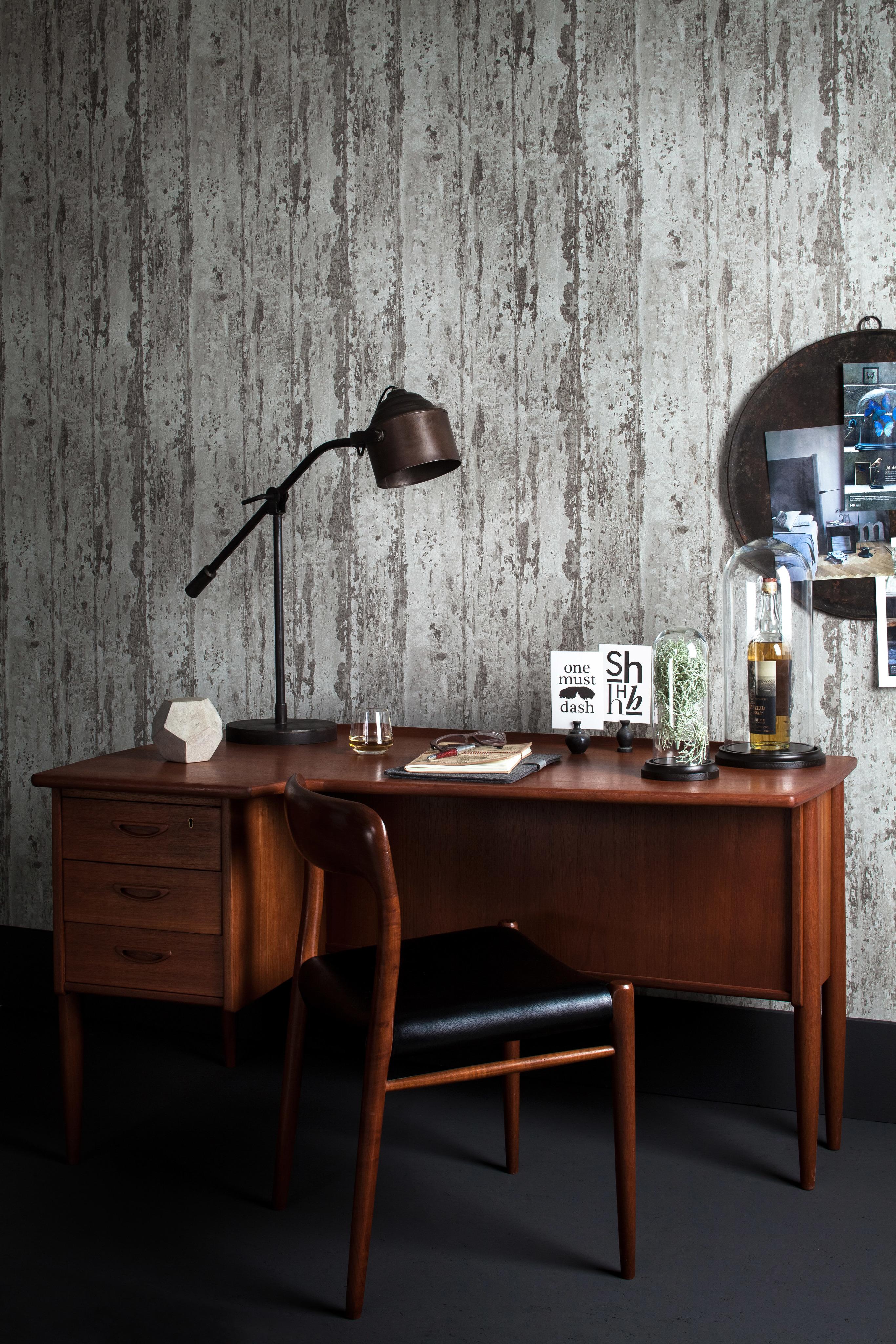 Edles Home Office #holztisch #holzstuhl #tischlampe #mustertapete ©BN Wallcoverings