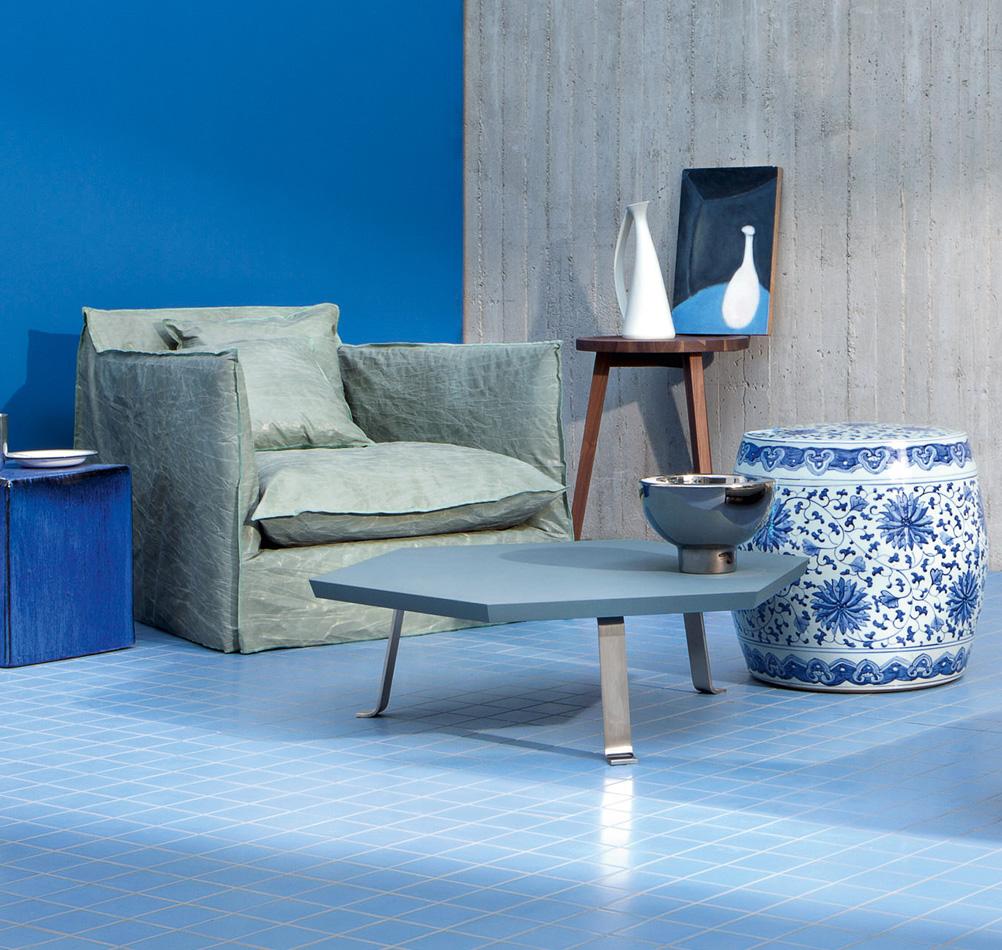 Edles Wohnzimmer im Aqua Stil #couchtisch #sessel #blauewandfarbe #grauewandfarbe ©GERVASONI