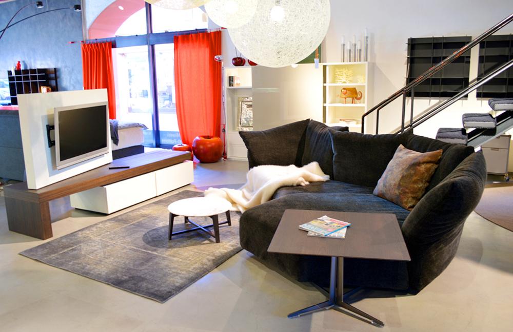 EDRA Sofa - ein System, das Maximum an Freiheit bietet #couchtisch #beistelltisch #teppich #wohnzimmer #medienwand ©günstigerdesign