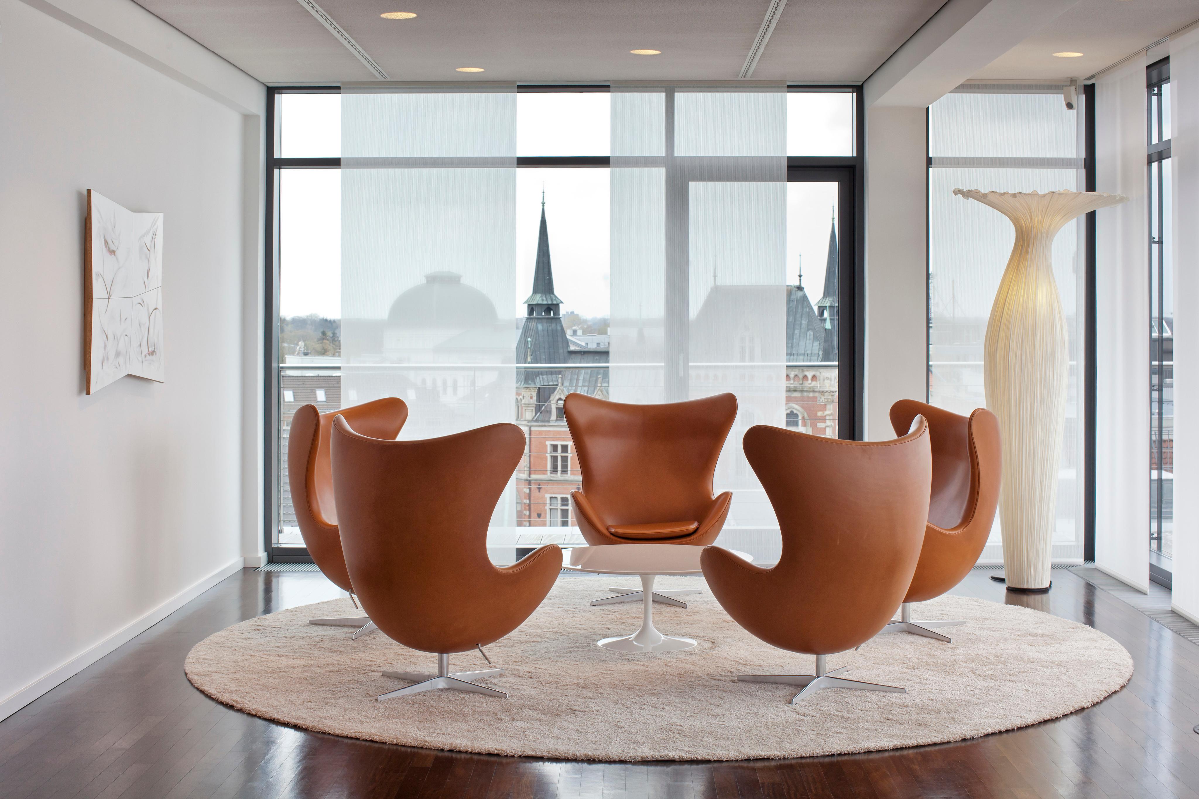 "Egg Chairs", Design: Arne Jacobsen #büro #teppich ©POPO GmbH, Bremen