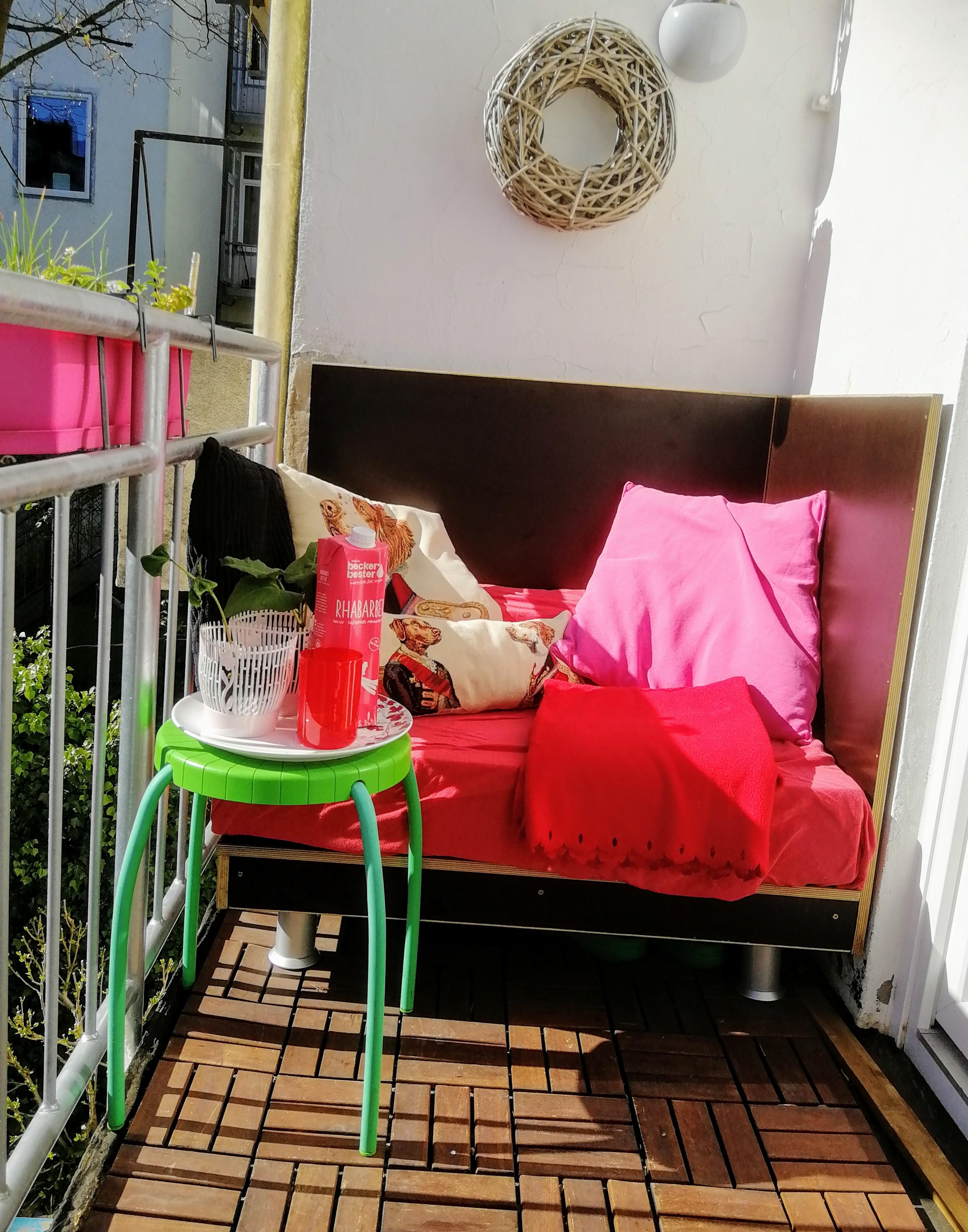 Eigens maßgefertigte Loungeecke aus Siebdruckplatte & alter Matratze... #balkondiy #balkon #diy #colourful #balkonmöbel