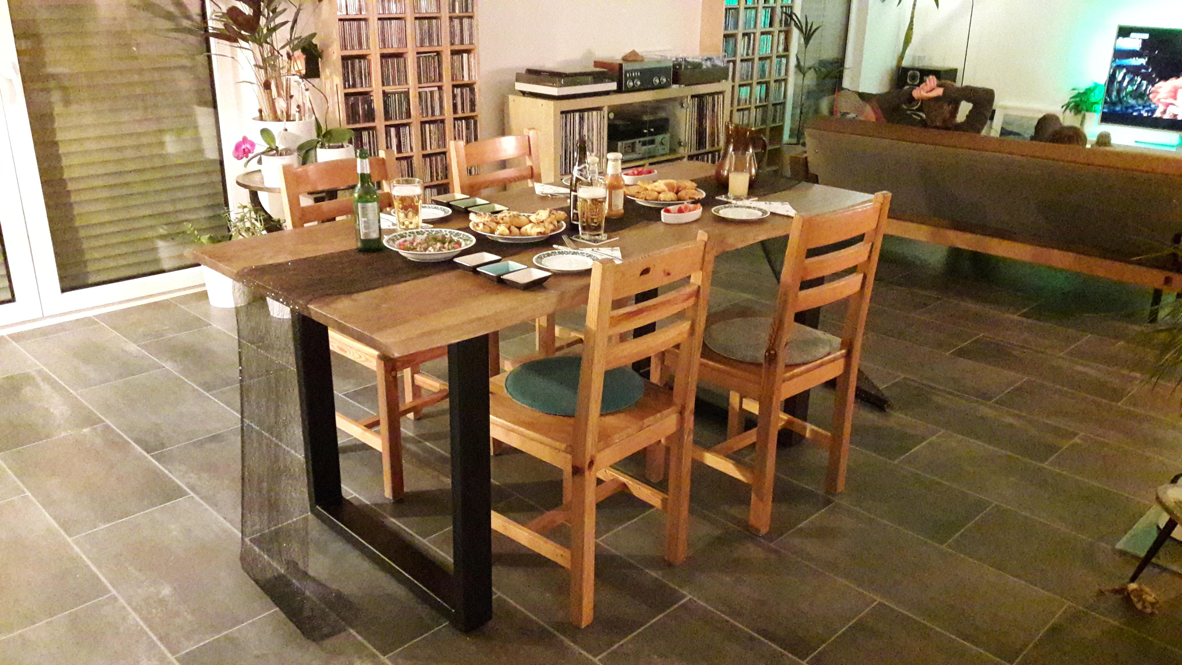 Ein Abendessen für Vater, Mutter und zwei Söhne 