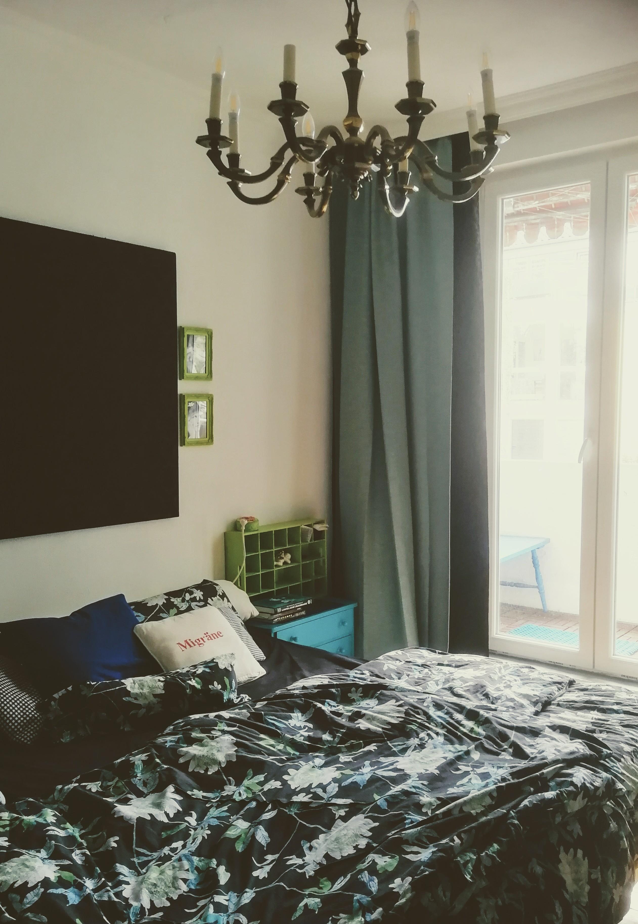 Ein aufgeräumtes #schlafzimmer kommt ja selten genug vor 🙈... #kronleuchter #colourful #blumenbettwäsche