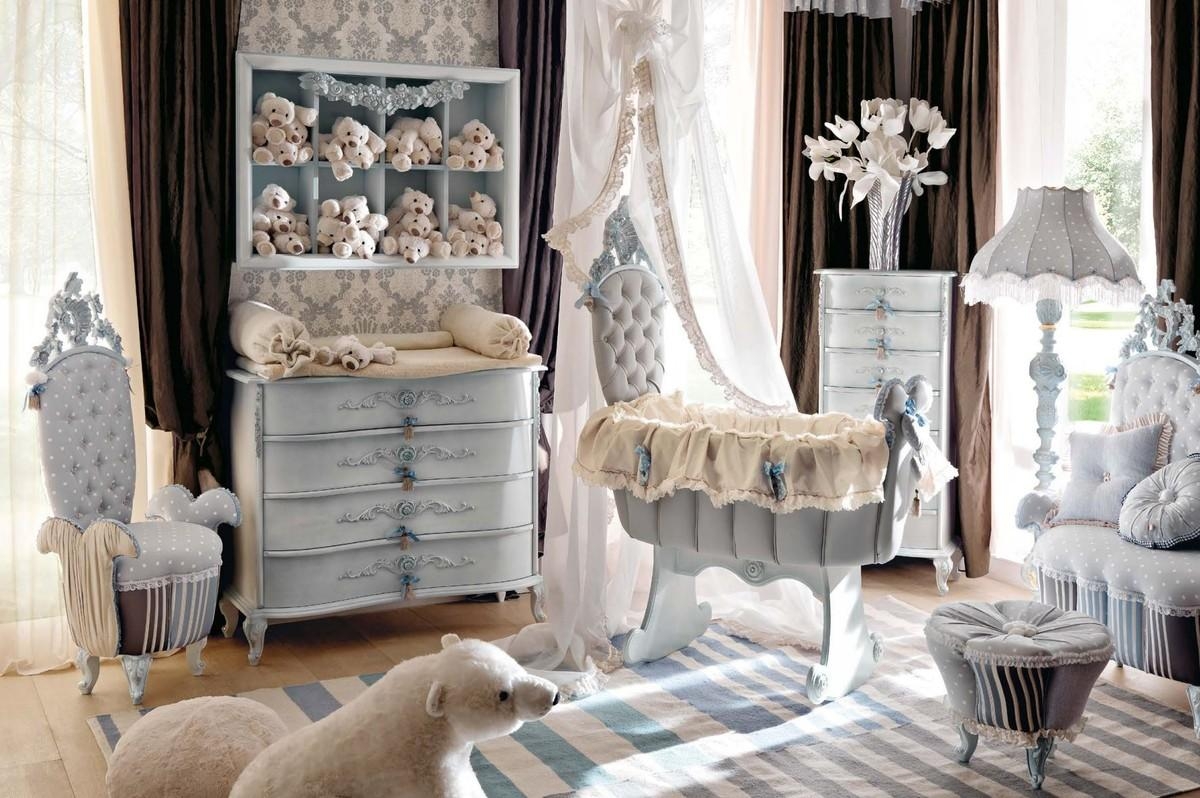Ein Babybett wie aus einem Palast: Das Casa Padrino Luxus Barock Schaukel Babybett in Grau und Hellblau vereint meisterhafte Handwerkskunst aus massivem Holz.