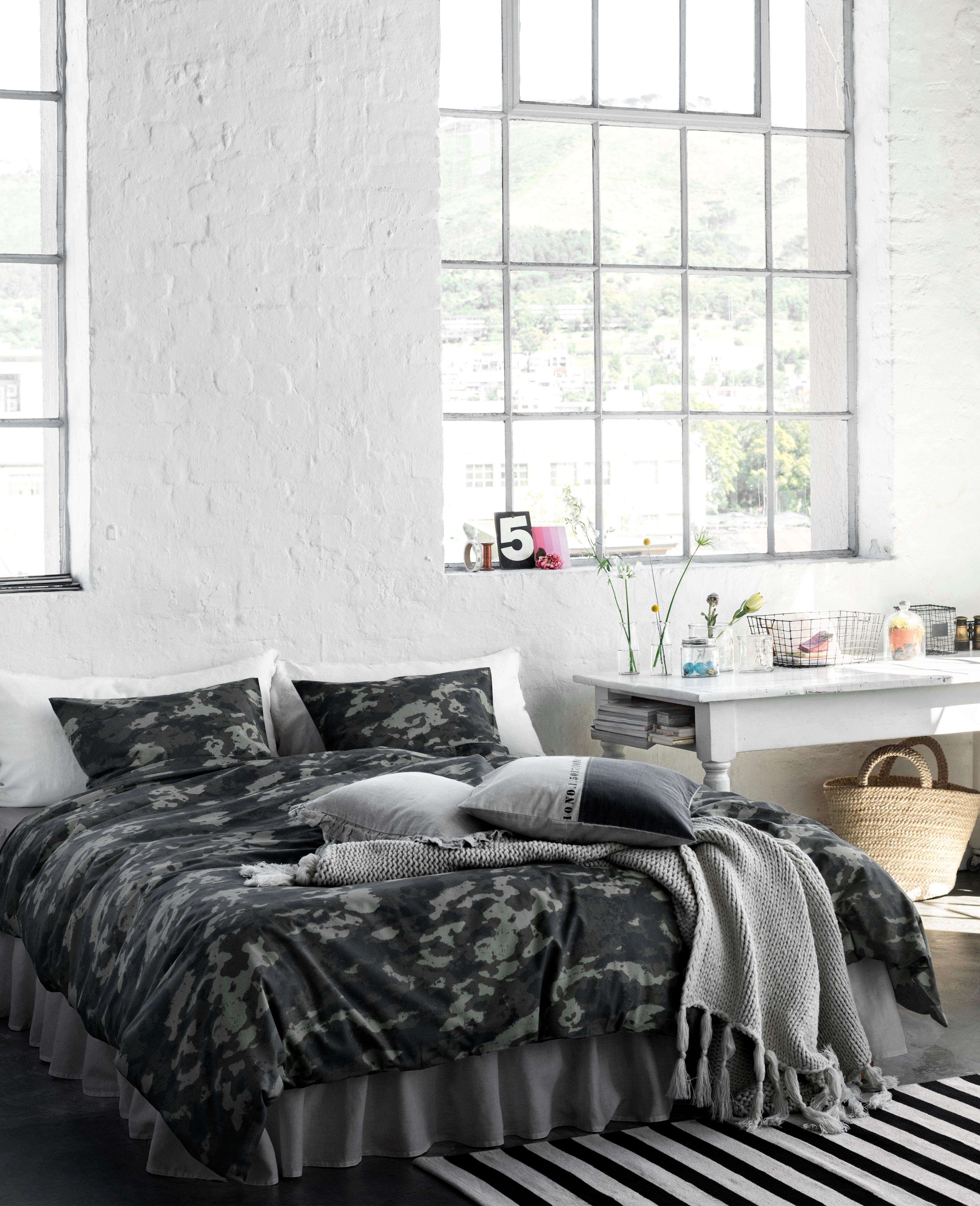 Ein Bett verschönern mit einer Betthusse #bett #teppich #gestreifterteppich #schlafzimmergestalten ©H&M Home