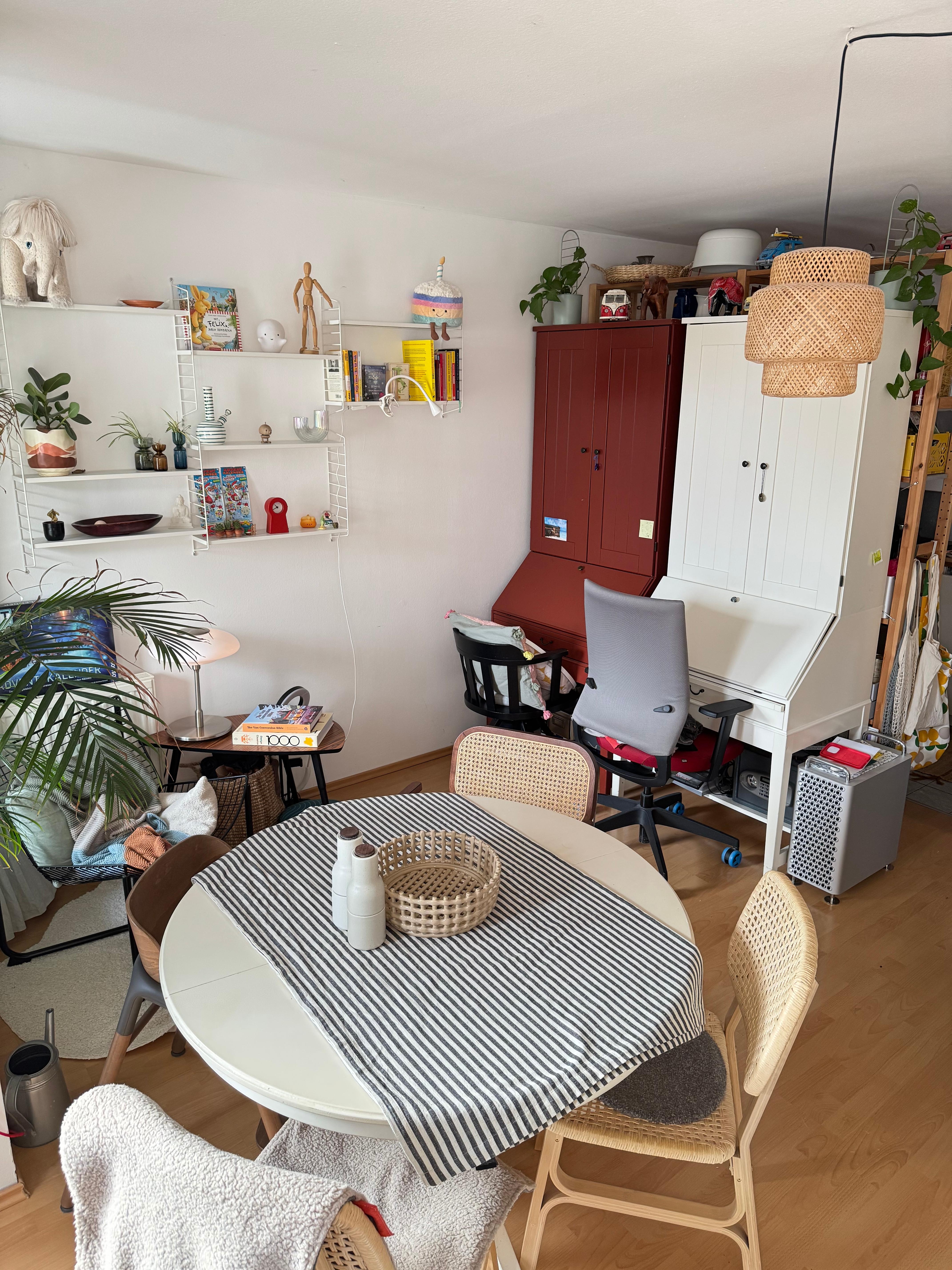 Ein Bild, aber 3 Wohnbereiche.
Esszimmer, Büro und Leseecke. So lebt man groß auf kleinem Raum.

#kleinewohnung #großwohnenaufkleinemraum #innendesign #interiorinspo