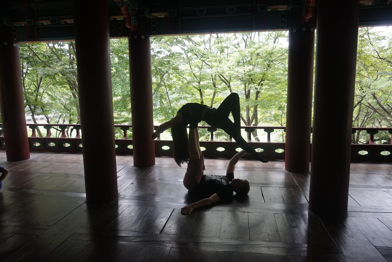 Ein bisschen AcroYoga (acrobatic yoga) mit meiner Reisebegleitung im Korean Folk Village... In Gyeonggi-Do. 
