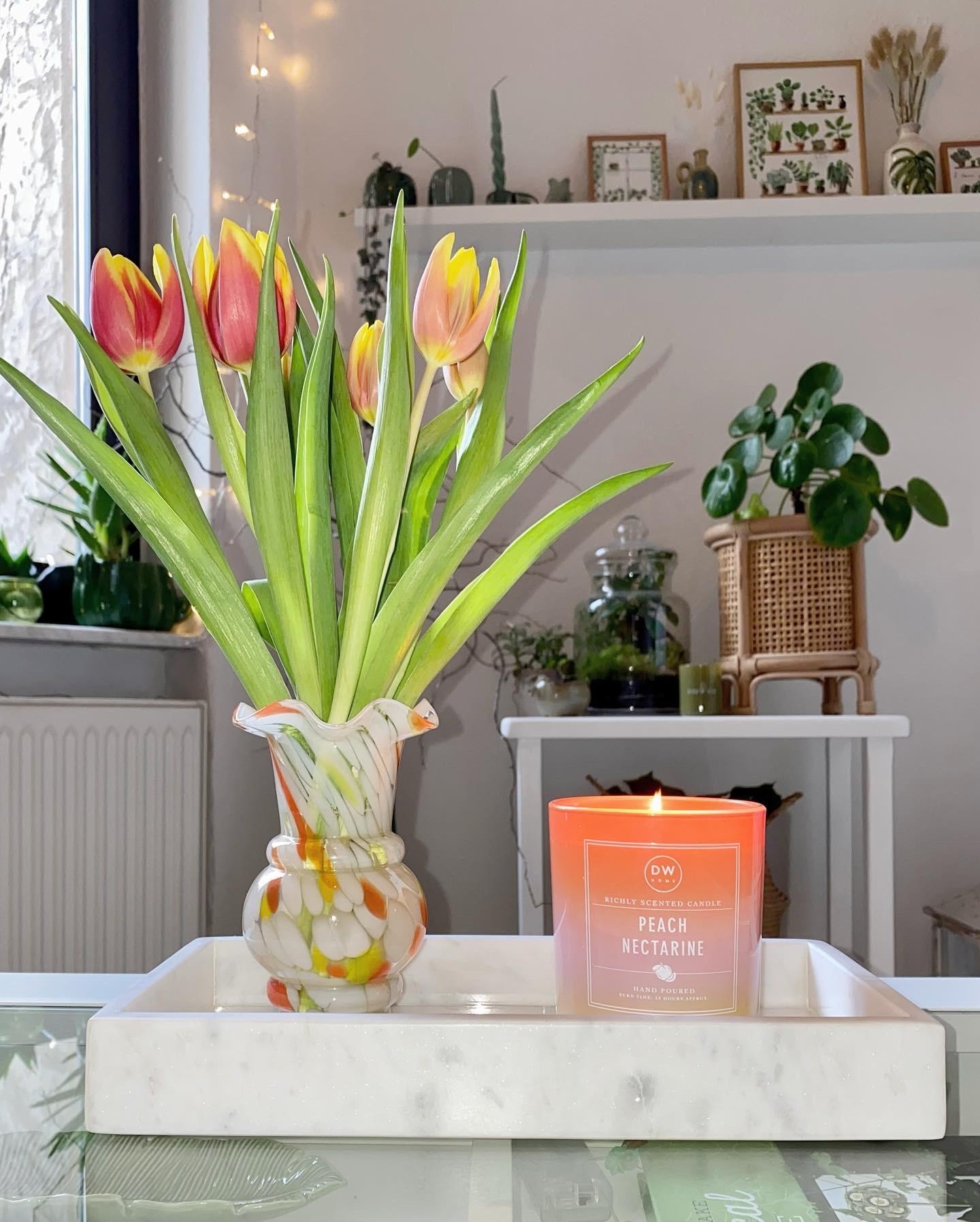 Ein bisschen Farbe gegen das graue Wetter! #tulpen #kerzen #marmor #deko #wohnzimmer #pflanzen 