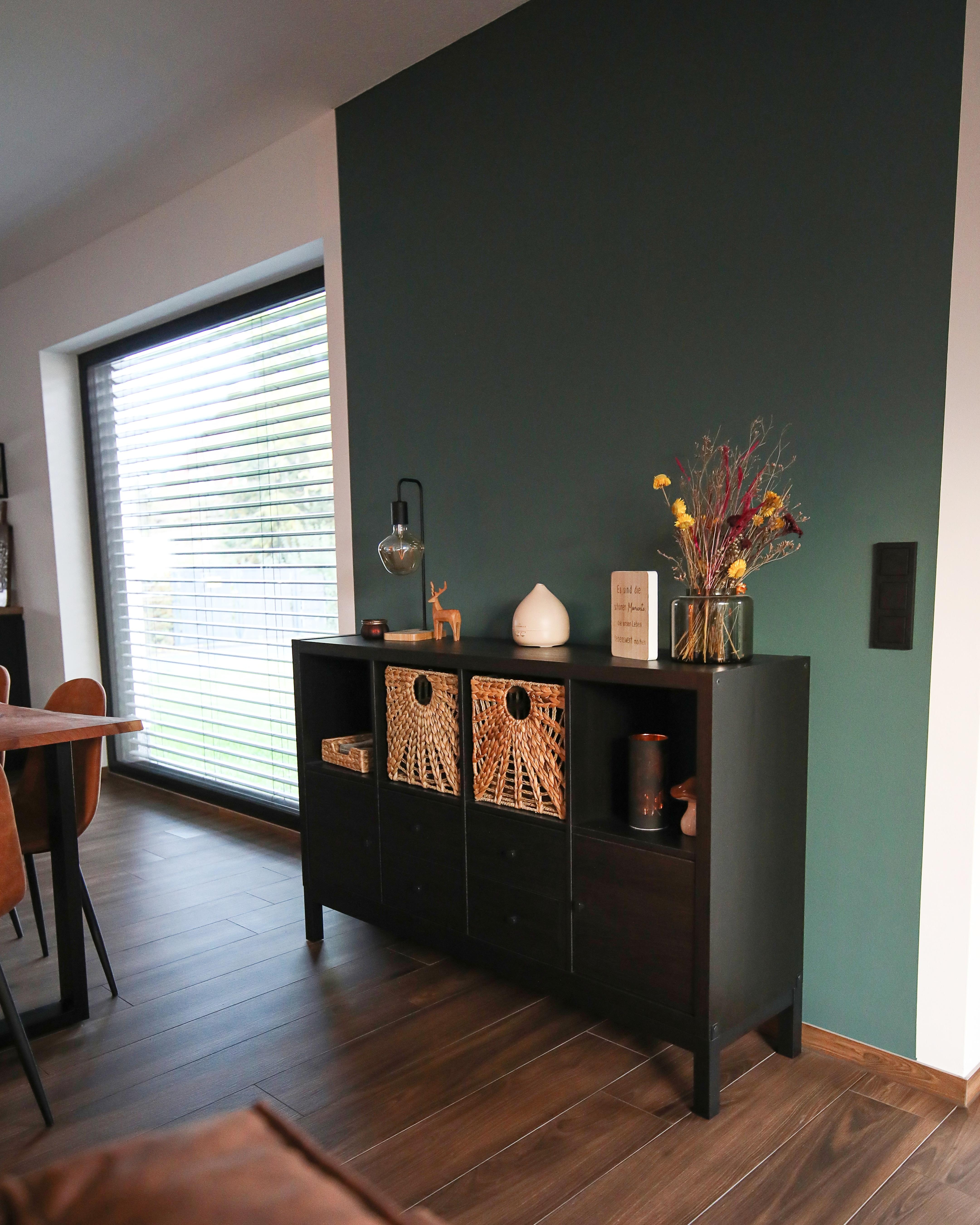 Ein bisschen Farbe im Wohnzimmer 🥰 #wohnzimmer #wohnbereich #grünewand #wandfarbe #alpina #helddeswaldes