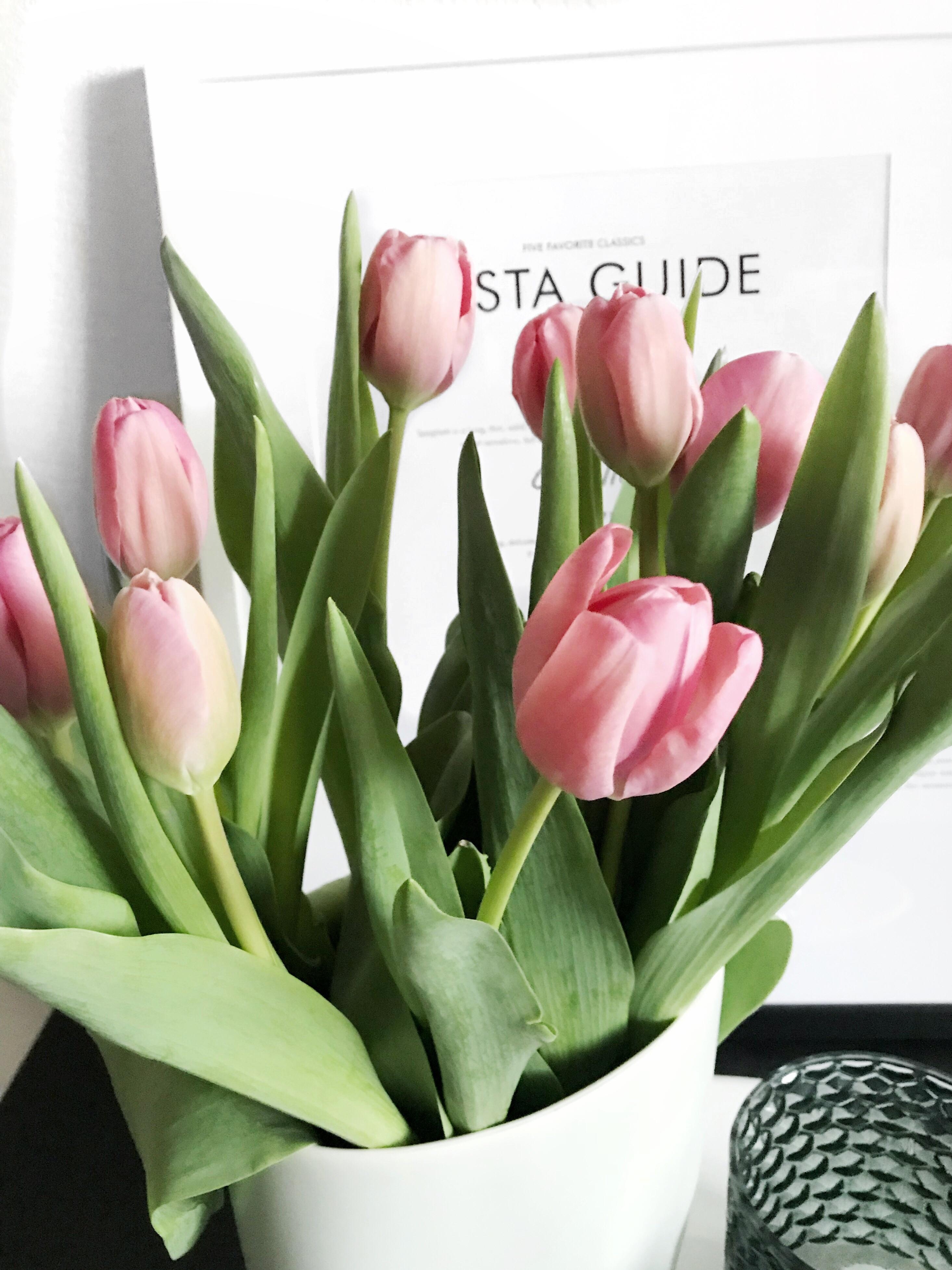 Ein bisschen Frühling für die Wohnung. #freshflowerfriday #blumen #tulpen #vase #bild #weiss #deko #schnittblumen