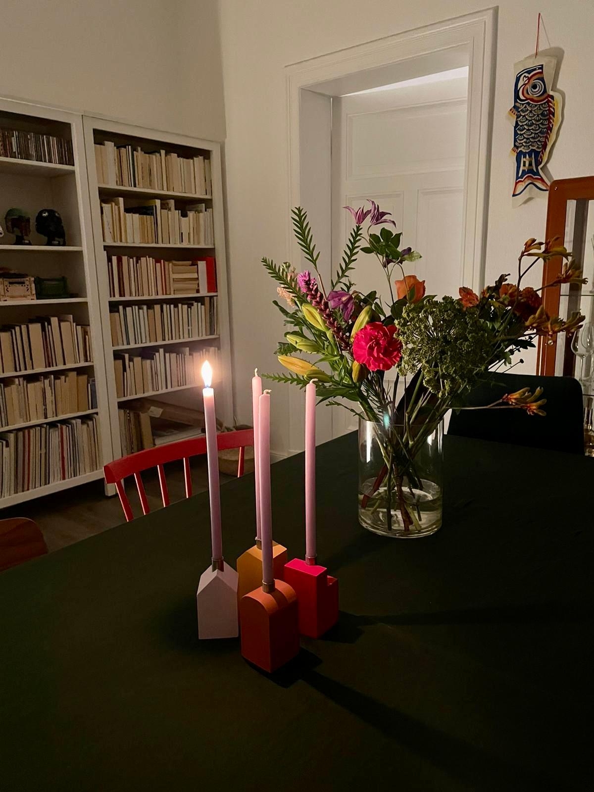 Ein bisschen Kerzenschein zum 1. Advent #adventskranz #couchliebt