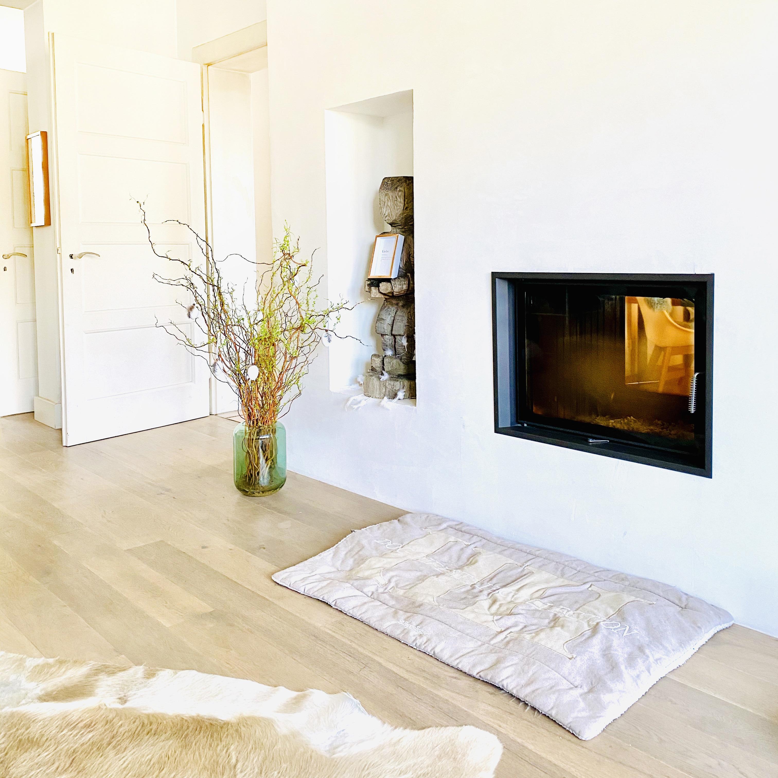 Ein bisschen Osterdeko 🐰 gibt es bereits ...
#wohnzimmer #livingroom #kamin #altbau #osterstrauch #whiteliving