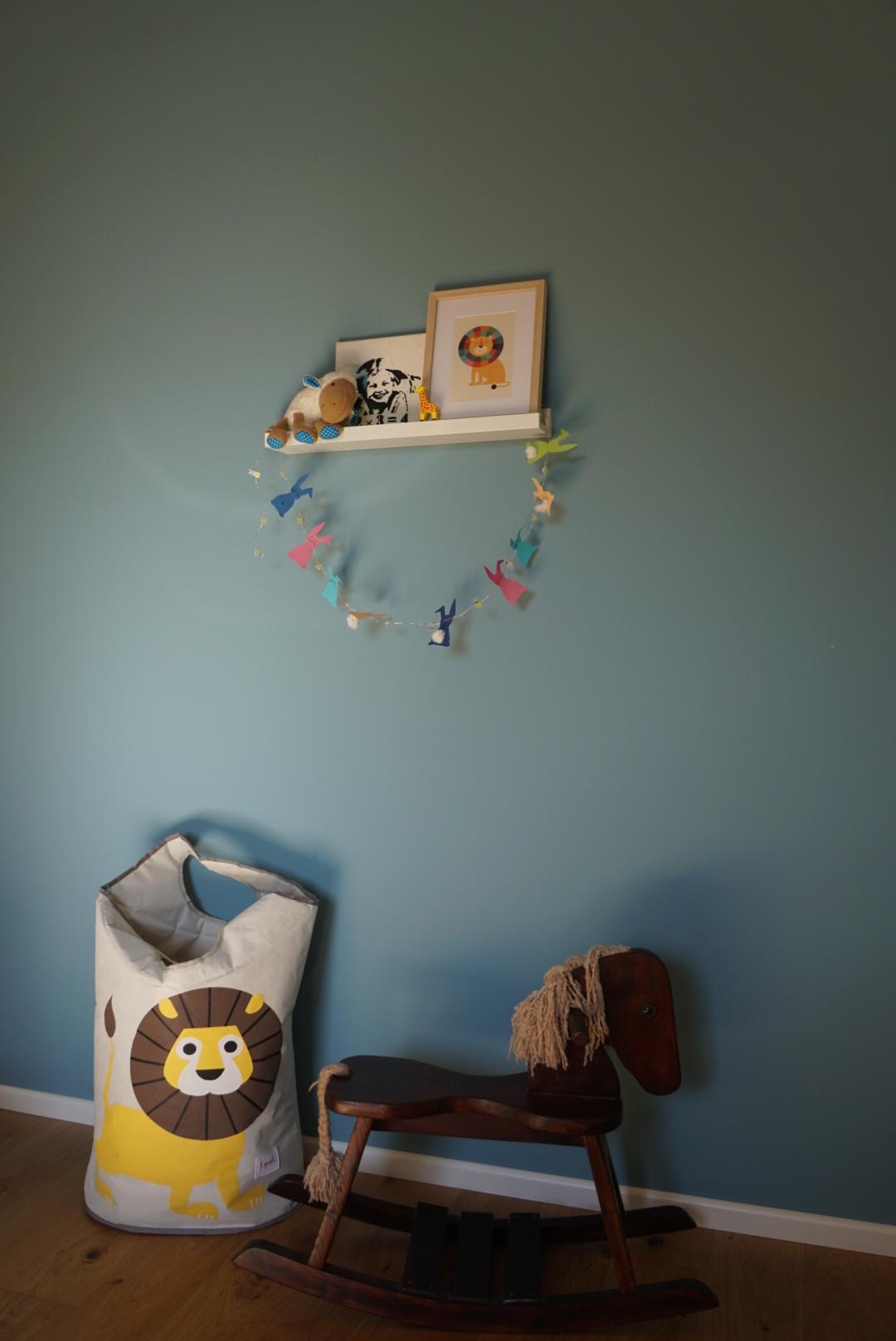 Ein bisschen Osterdeko im Kinderzimmer #Kinderzimmer #Jungenzimmer #BlaueWand #Osterdeko