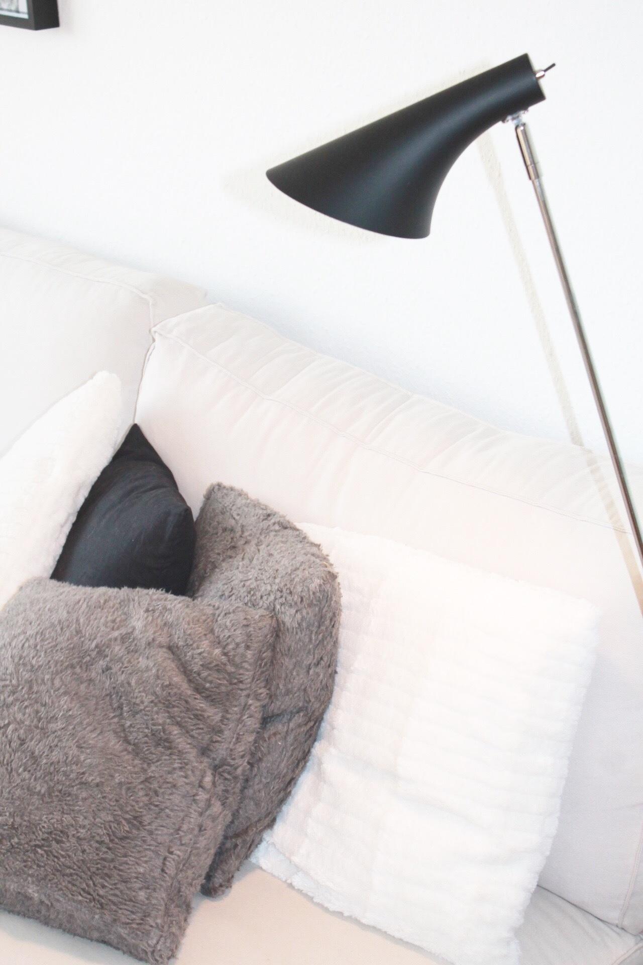 Ein bisschen schwarz weiß und meine Lieblingslampe #wohnzimmer #ikea #sofa #lampe ©Koenigskram