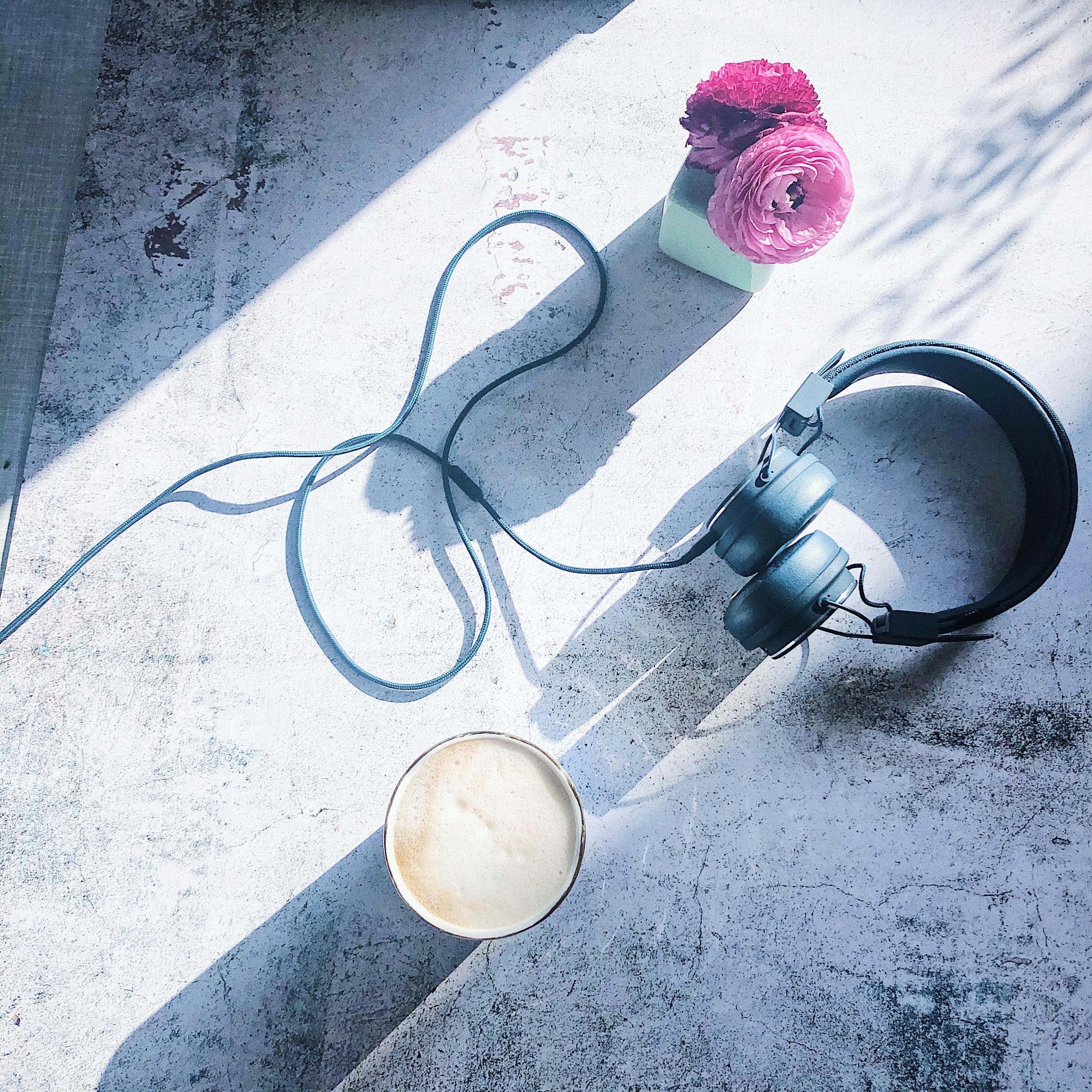 Ein bisschen Sonnenlicht von letzter Woche fürs Gemüt... ✨
#flatlay #Blumen #Kaffee #Marmor