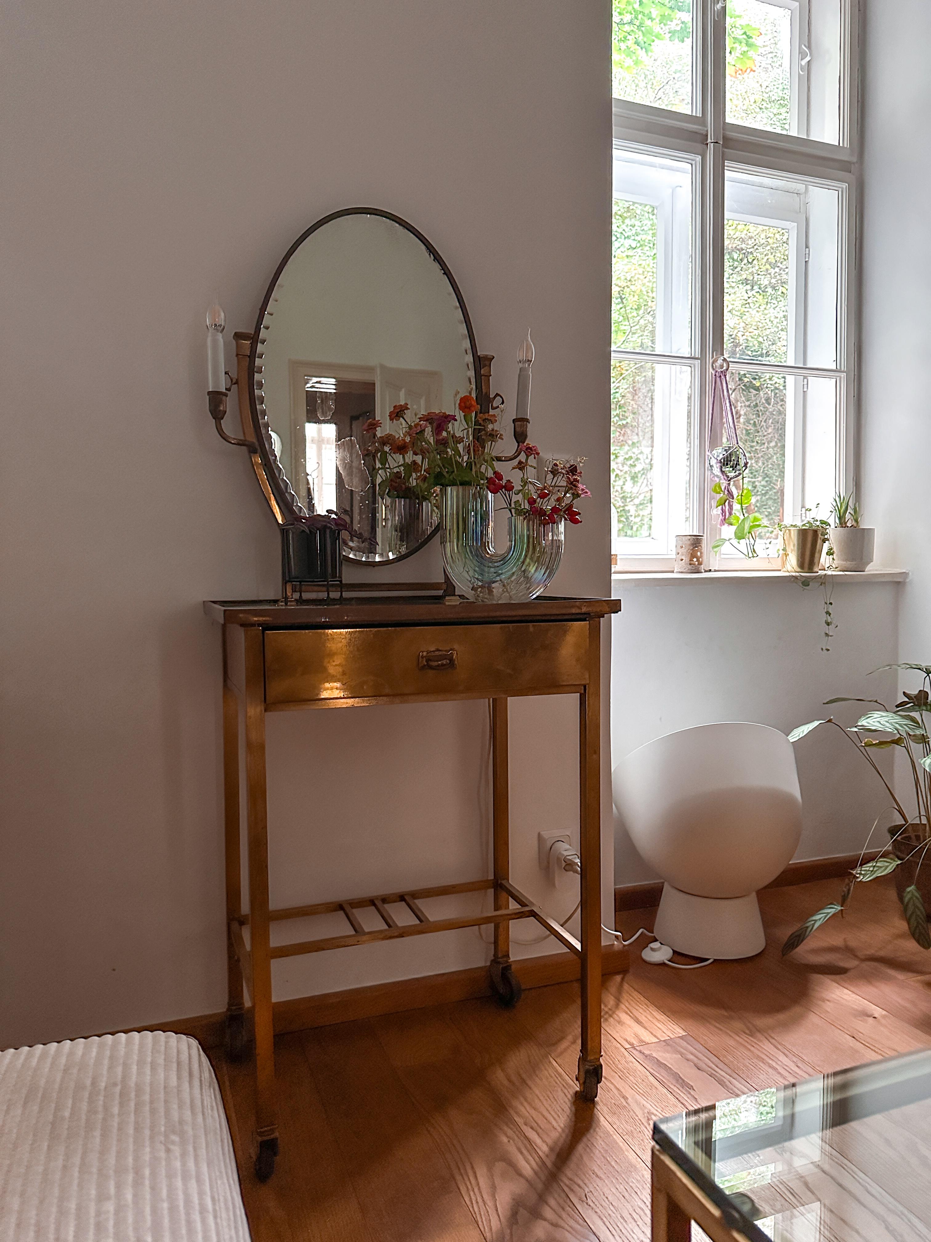 Ein bisschen vermiss ich das weiß ja schon, war so clean 🤍

#weiß #beige #gold #vintage #antik #spiegel #erbstück #secondhand #vase #bodenlampe #altbau