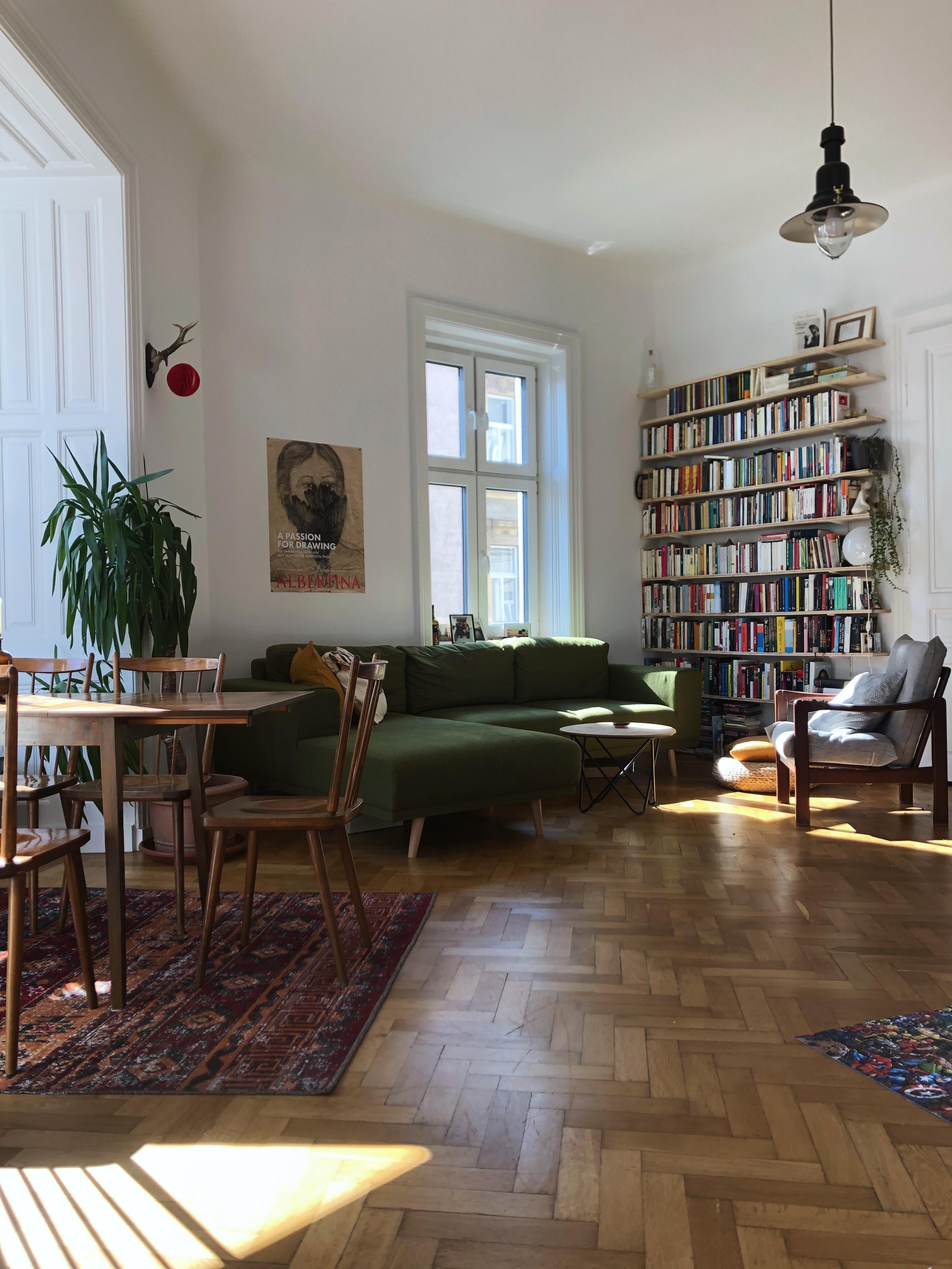 Ein Blick in unser Wohnzimmer und mein Lieblingspart, das Bücherregal #bücherregal #bücherliebe #vintagehome #livingroom