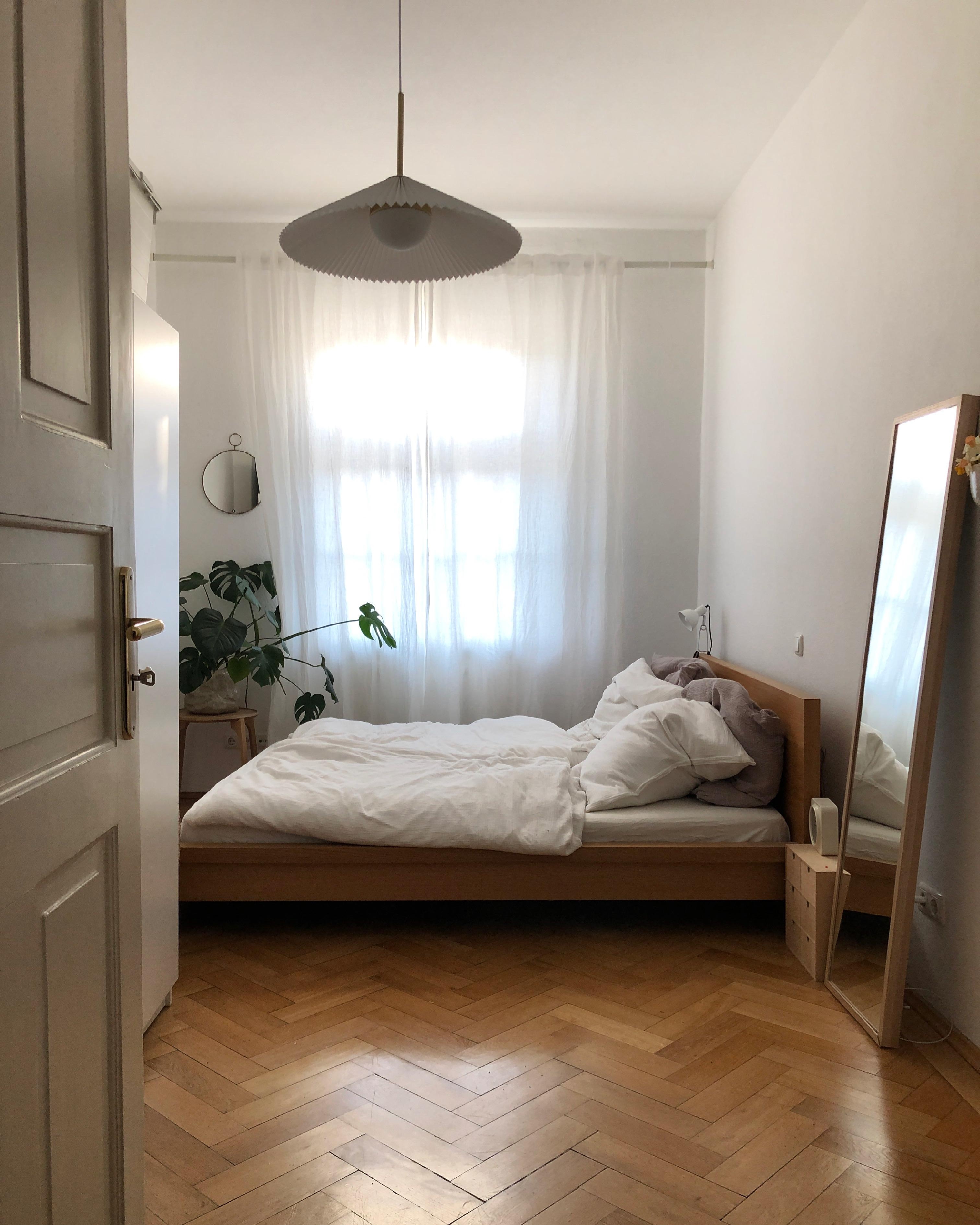 Ein Blick ins Schlafzimmer ☁️ #schlafzimmer #minimalistisch #holzbett