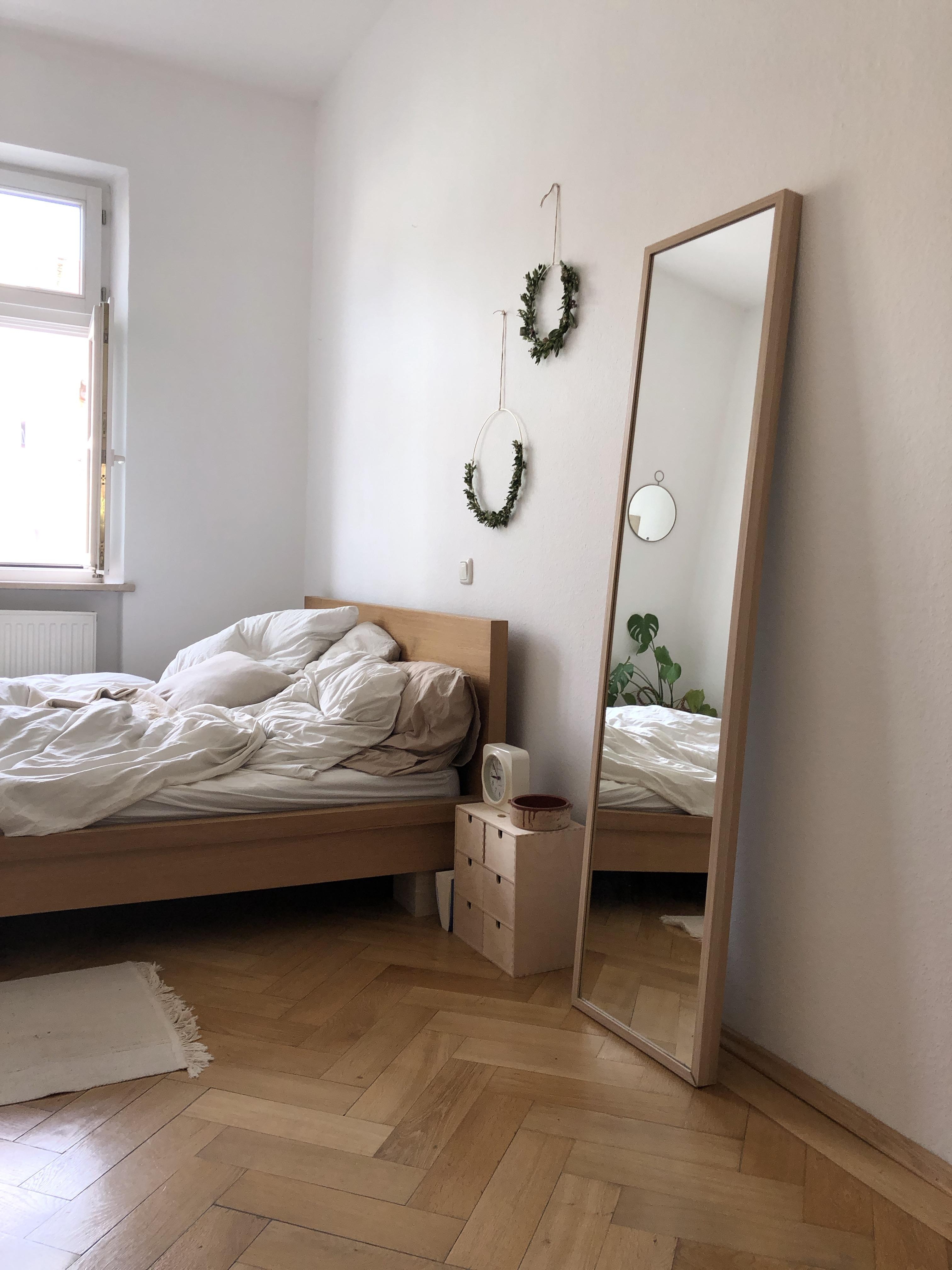 Ein Blick ins #schlafzimmer. #cozy #bett #blumenkranz