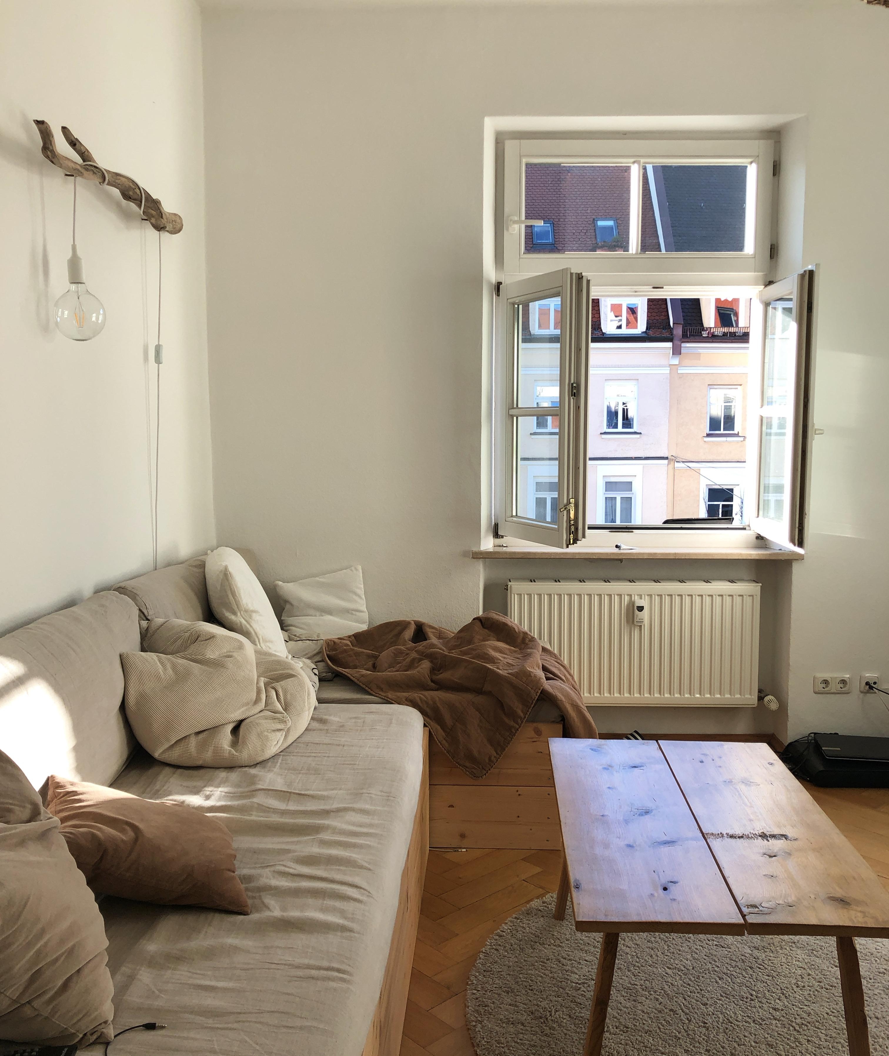 Ein Blick ins #wohnzimmer #sofa #couch #altbau #naturtöne #minimalistisch 