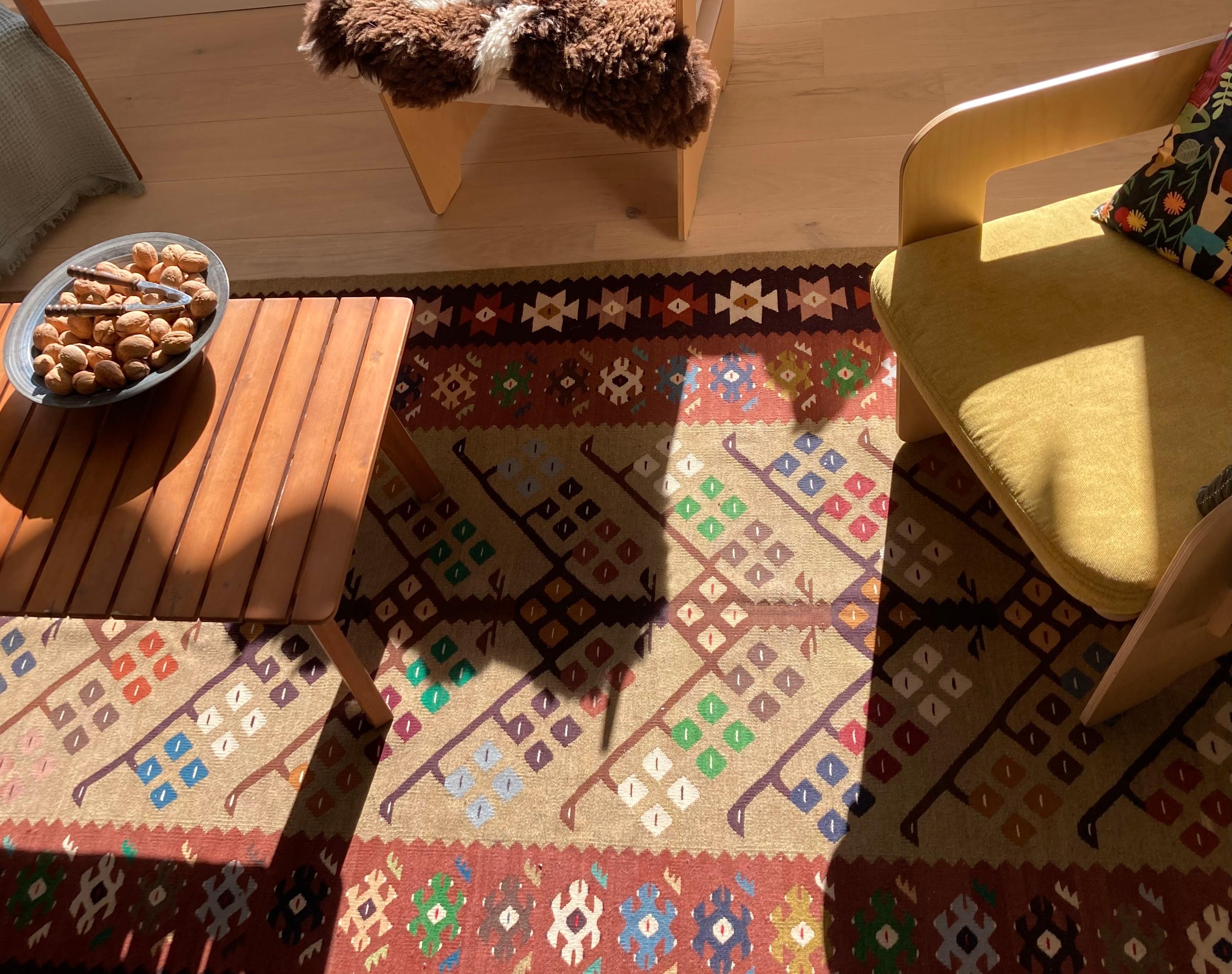Ein bulgarischer Teppich aus der berühmten Tchiprovzi-Kelim-Schule gibt dem Wohnzimmer eine wohltuende Wärme 