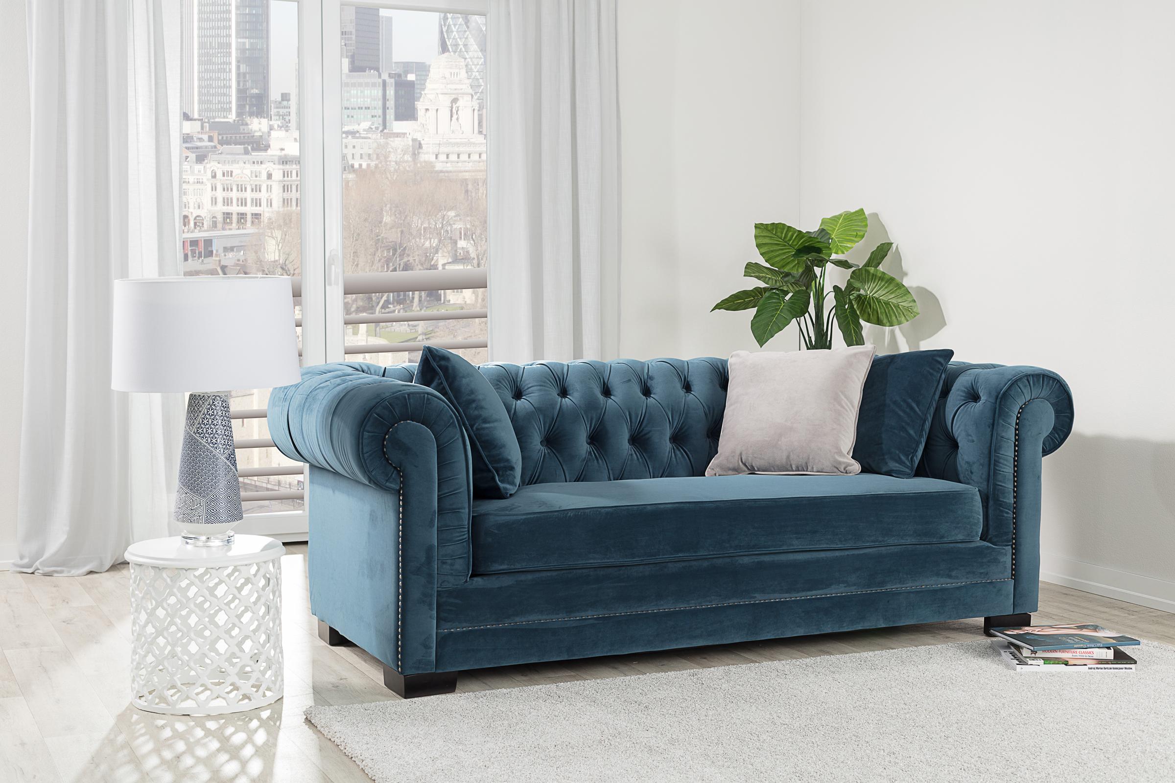 Ein #Chesterfield-#Sofa wirkt in jedem Raum. Die samtene, dunkelblaue Polsterung wirkt edel und elegant.