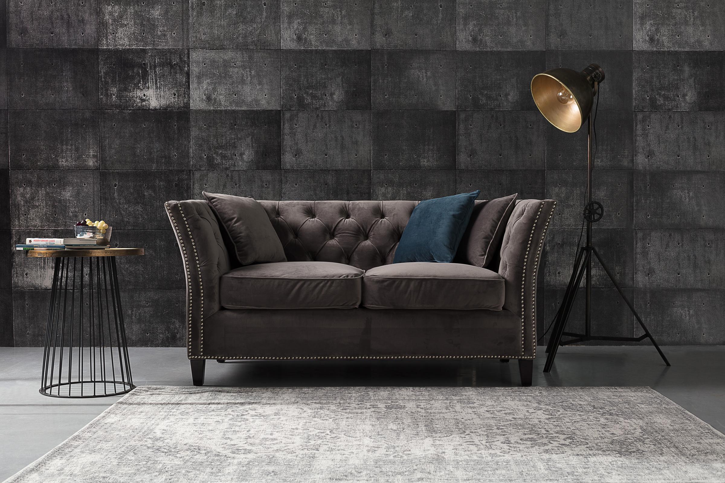 Ein #Chesterfield-#Sofa wirkt in jedem Raum. Die samtene, dunkelgraue Polsterung wirkt edel und elegant.