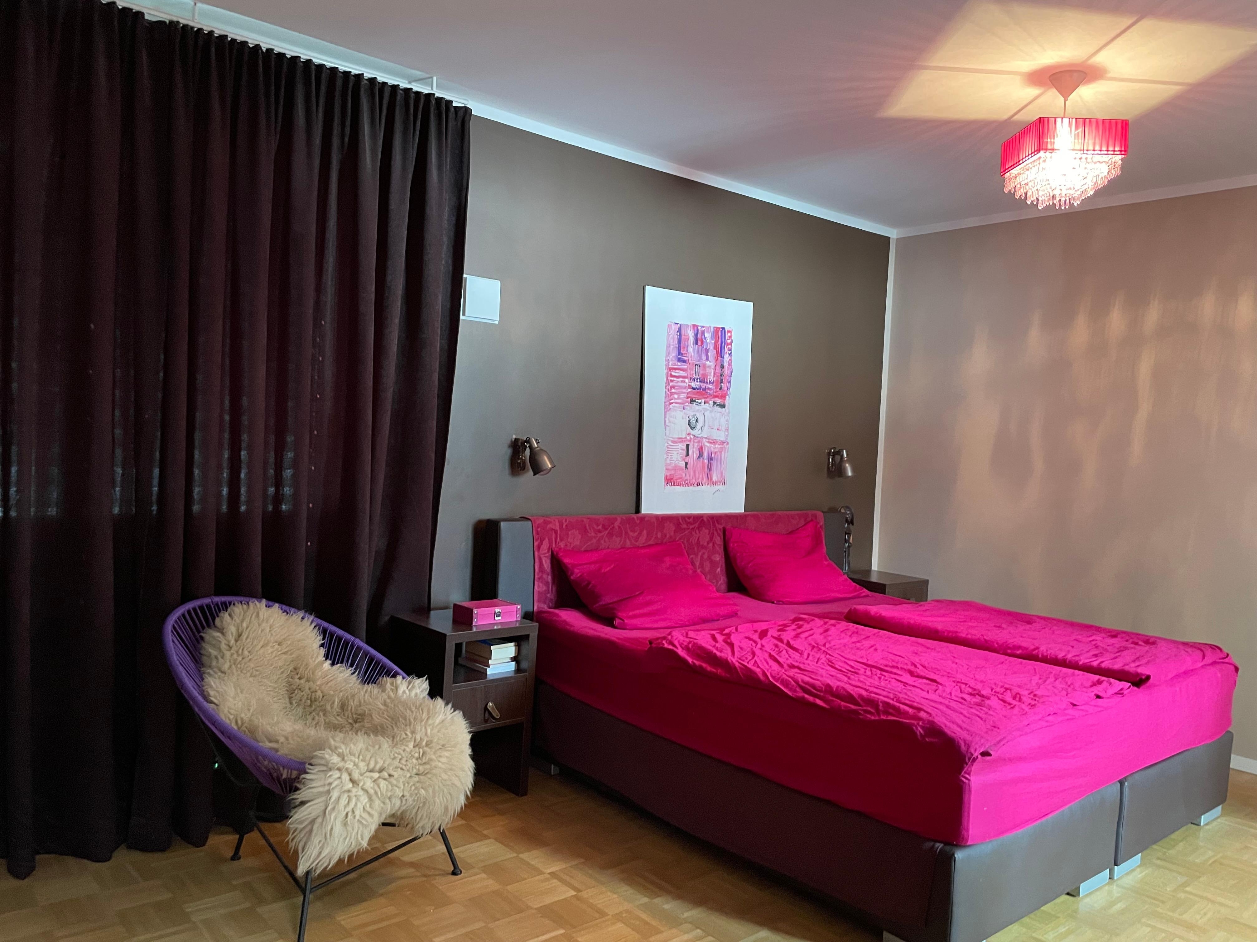 Ein dramatisches #Schlafzimmer in Braun mit einer Menge #Pink. 
#bett #Bettwäsche #kunst #schlafzimmerideen