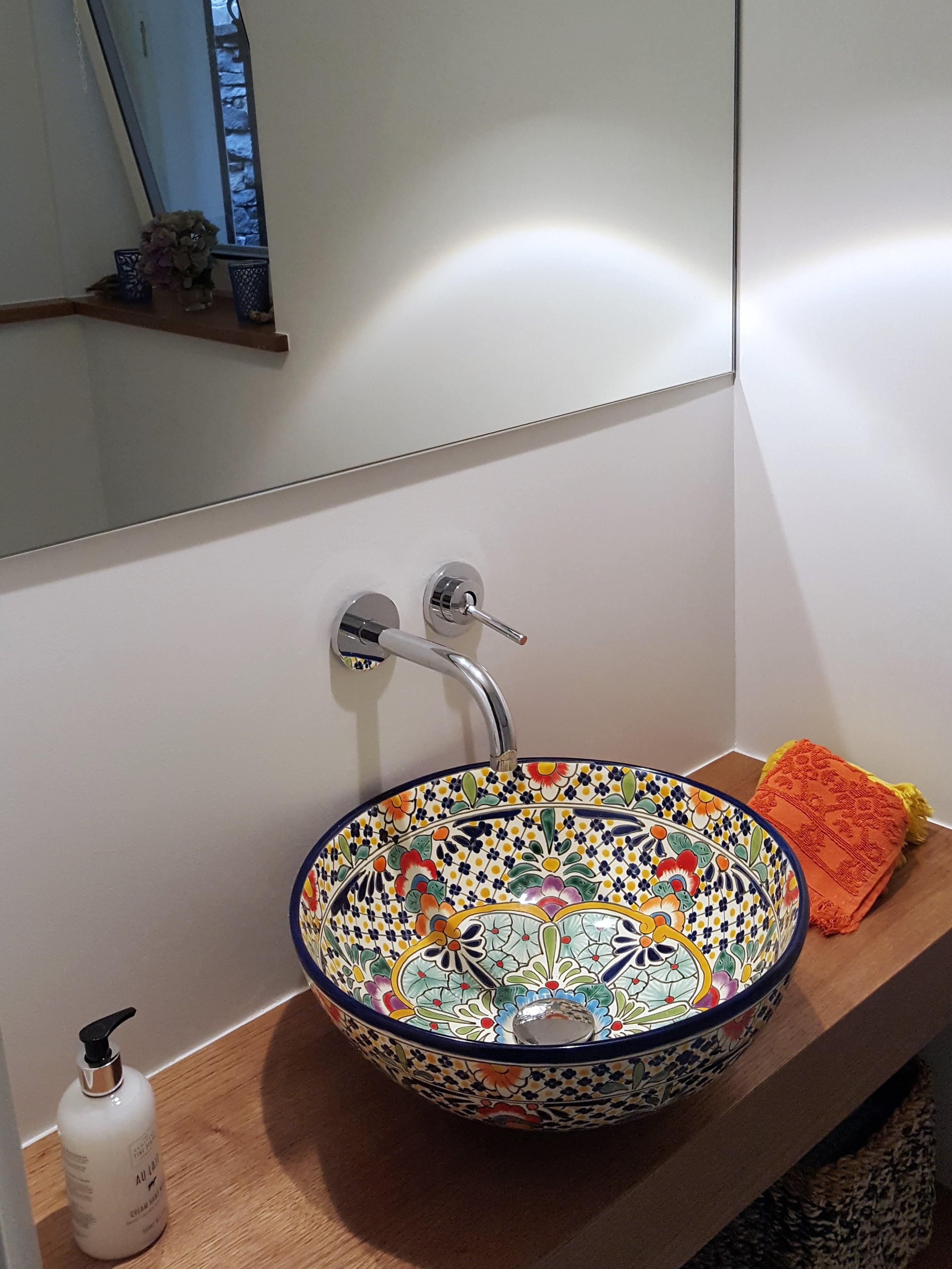 Ein echtes Kunstwerk im #Bad ist so ein farbenfrohes #waschbecken von #mexambiente #waschtisch #gästewc #badezimmer 