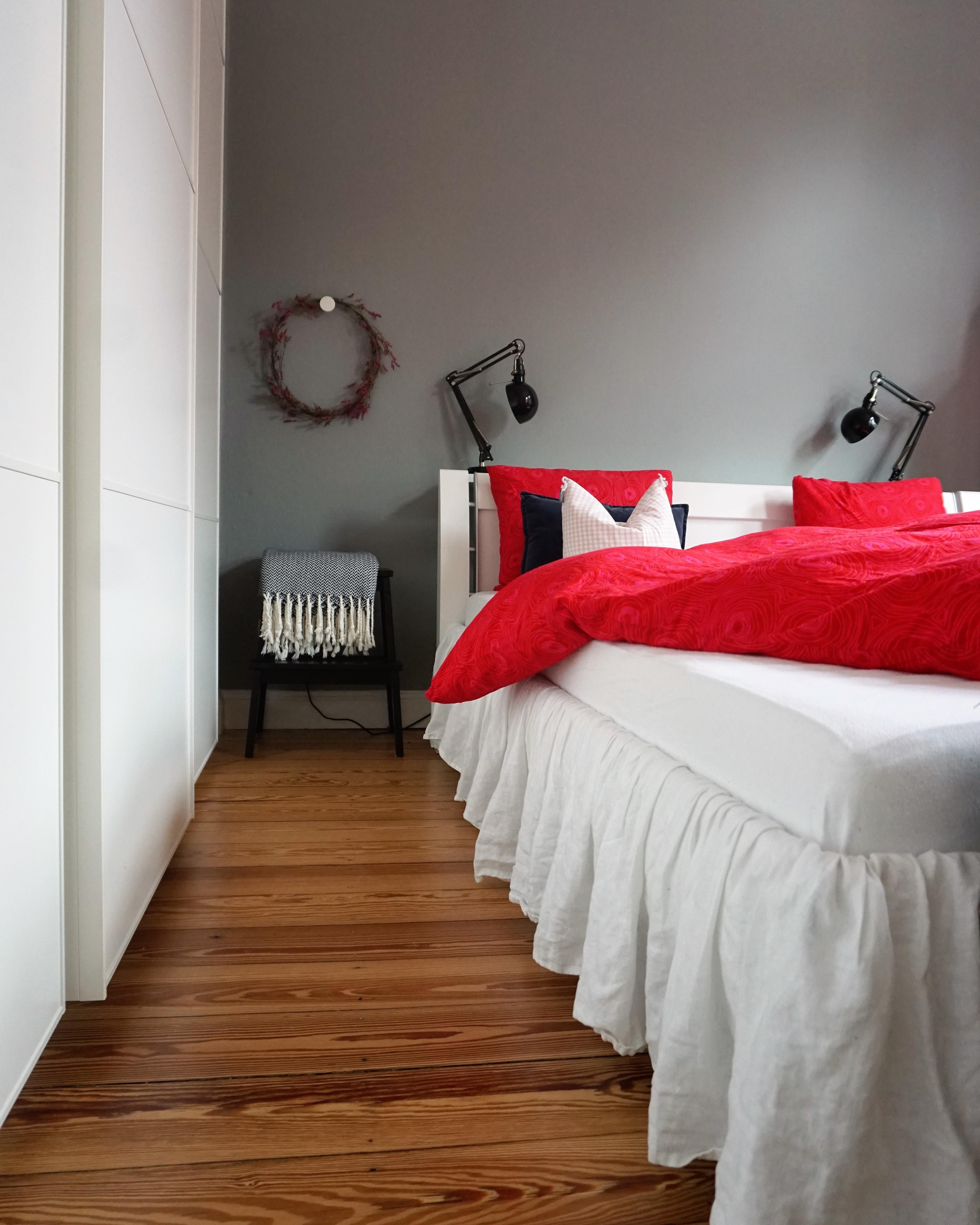 Ein Farbklecks im #Schlafzimmer ❤ #Altbau #bunt #diy #Kranz #scandinavian 