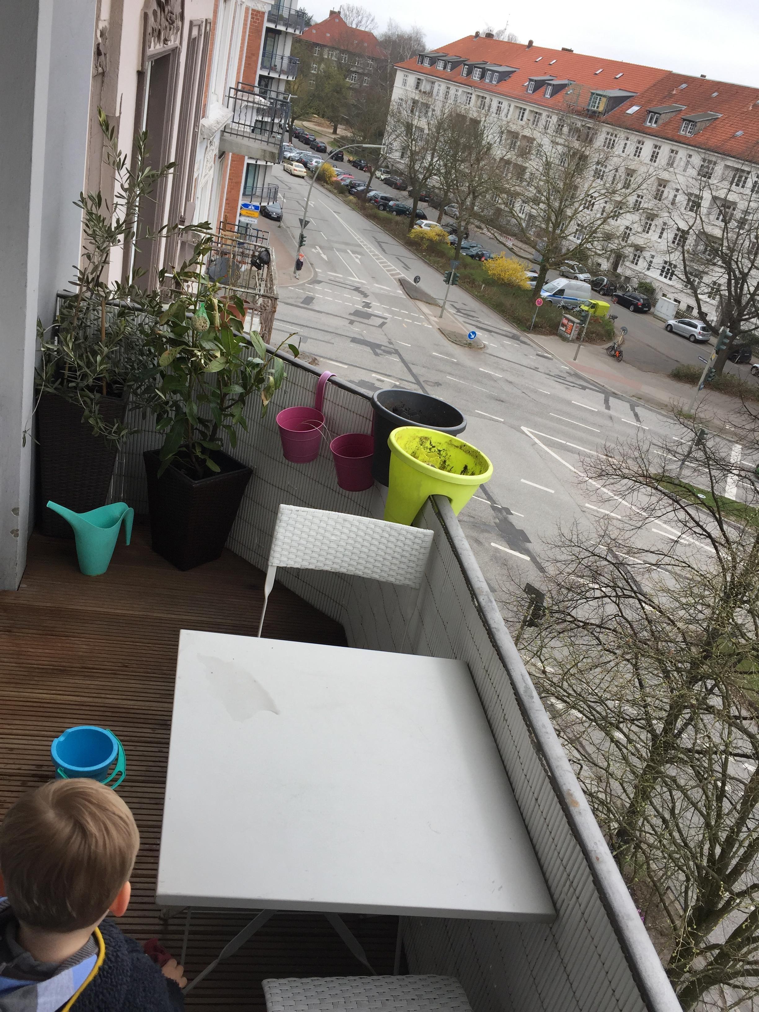 Ein Frühjahrsputz macht noch keinen schönen Balkon... 🤨 #klappstuhlalarm #meinbalkon #hamburg