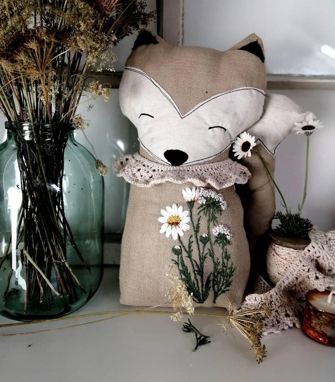 Ein Fuchs ist los 🌼🦊🍁 #sewhomedecor #landhausstill #embroideryflower #leinen #naturtöne #hygge #deko #trockenblumen 