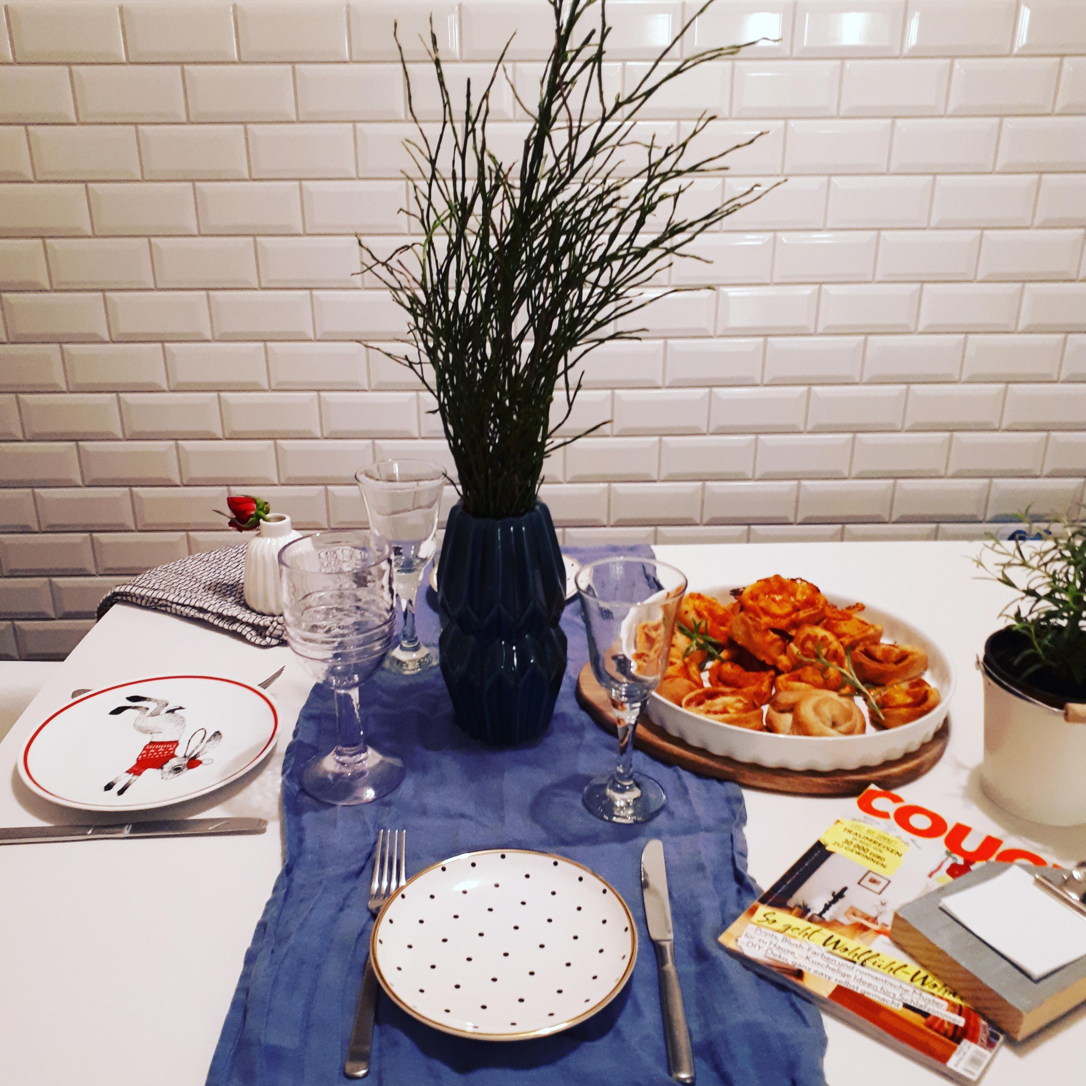 Ein gemütliches und einfaches #dinner 🍴
.
#Couch #Küche #Pizzaschnecken #Abendessen #gedeckterTisch #Pflanze 