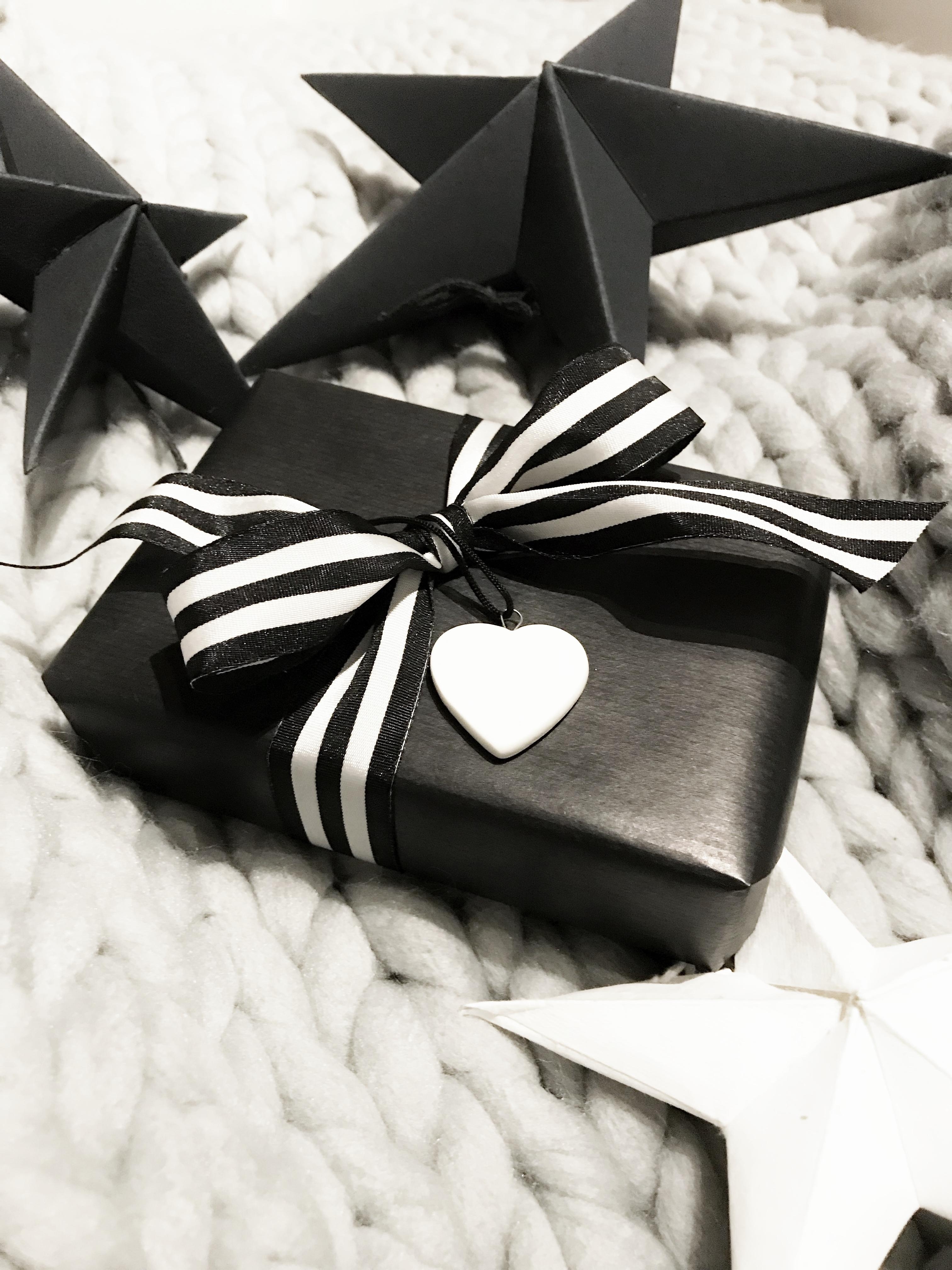 Ein Geschenk habe ich schon mal! #weihnachtswahnsinn #geschenke #sterne #schwarzweiss #plaid #verpackung #weihnachtsdeko