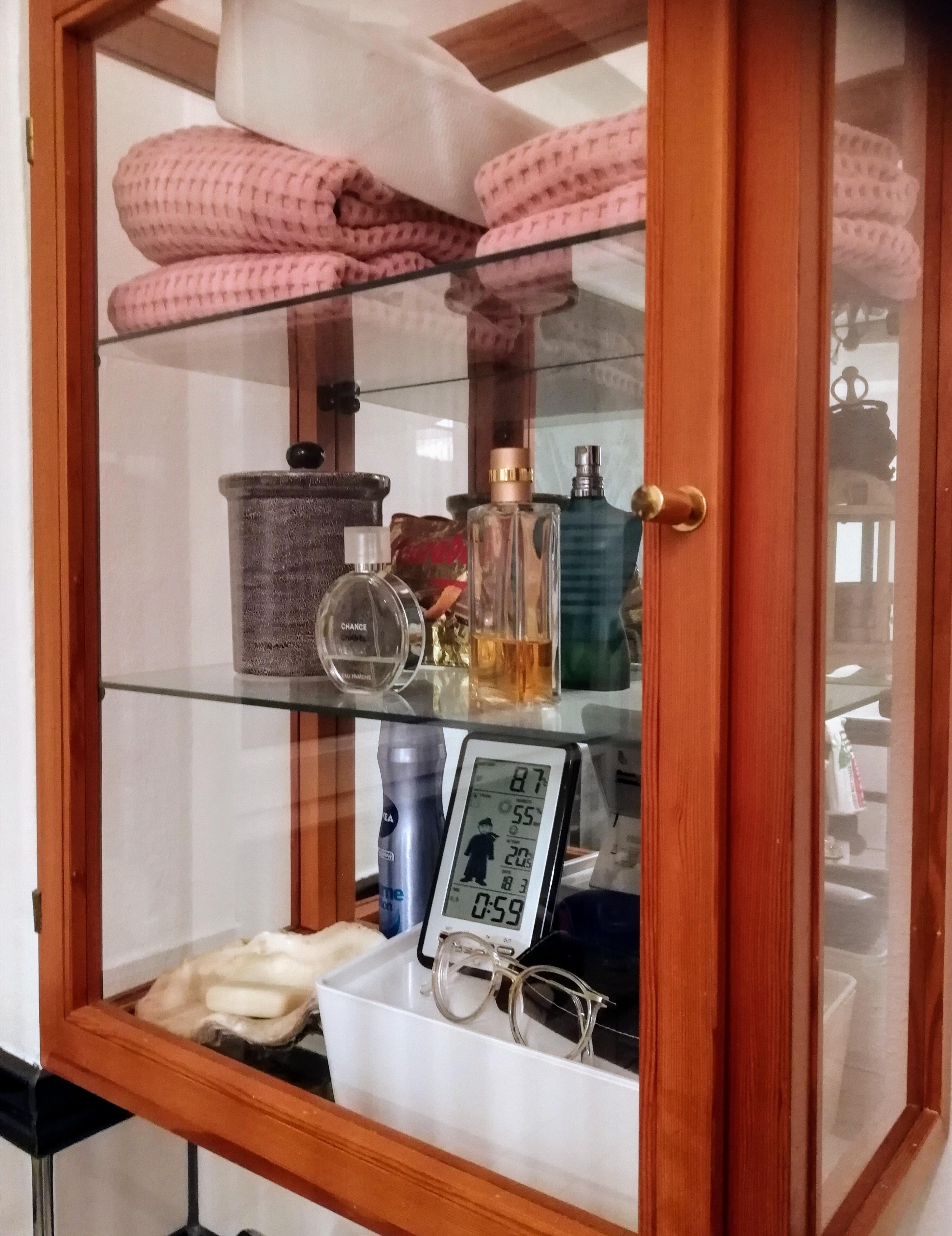 Ein gutes #parfum ist mir wichtig... #badezimmerdeko #hängeschrank #vintage #handtücher 