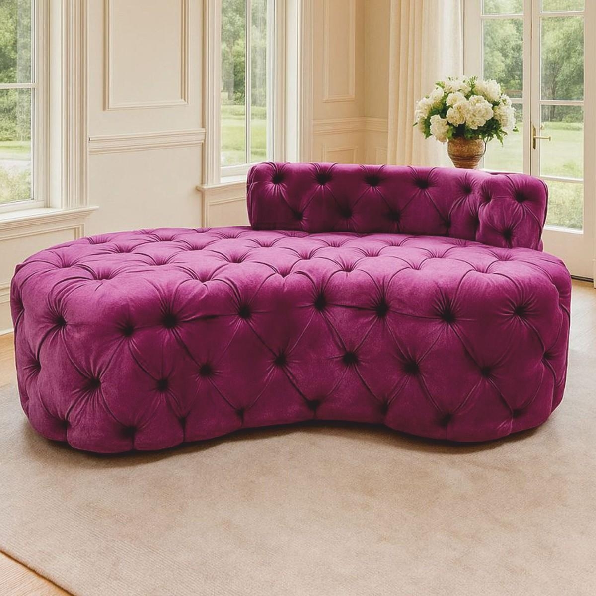 Ein Hauch von Extravaganz zieht ein, sobald die Chesterfield Chaiselongue in Pink den Raum betritt. Der weiche Samt schimmert je nach Lichteinfall, die markante Knopfheft